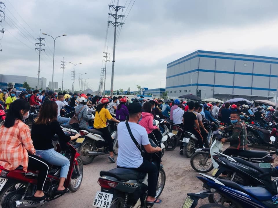 Các công nhân của công ty đến nhà máy làm việc. Ảnh: ST 5937 109874082 3381745578544958 1698549223057890552 n