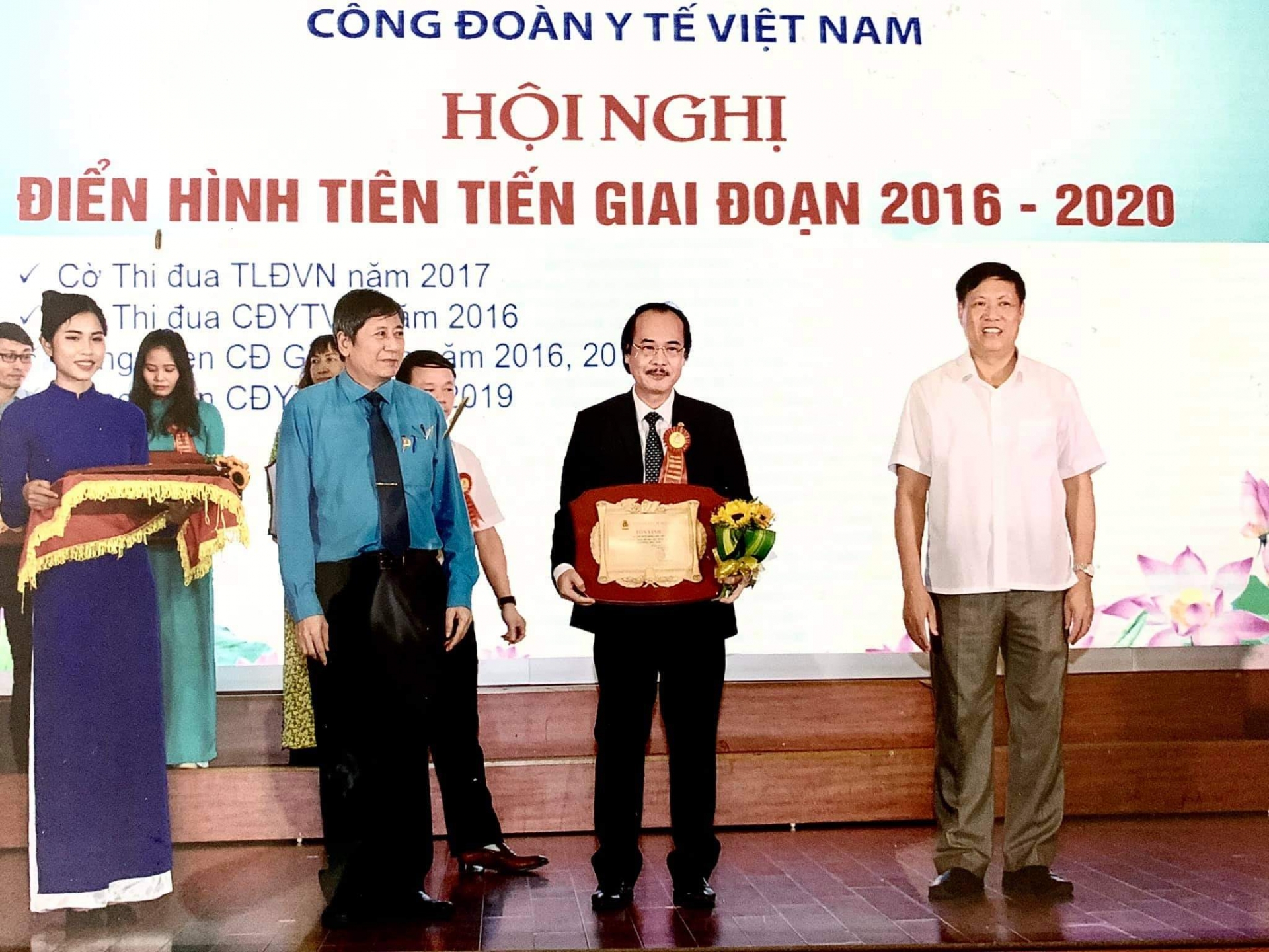 Tôn vinh các điển hình tiên tiến ngành Y tế giai đoạn 2016 - 2020 Tôn vinh các điển hình tiên tiến ngành Y tế giai đoạn 2016 2020