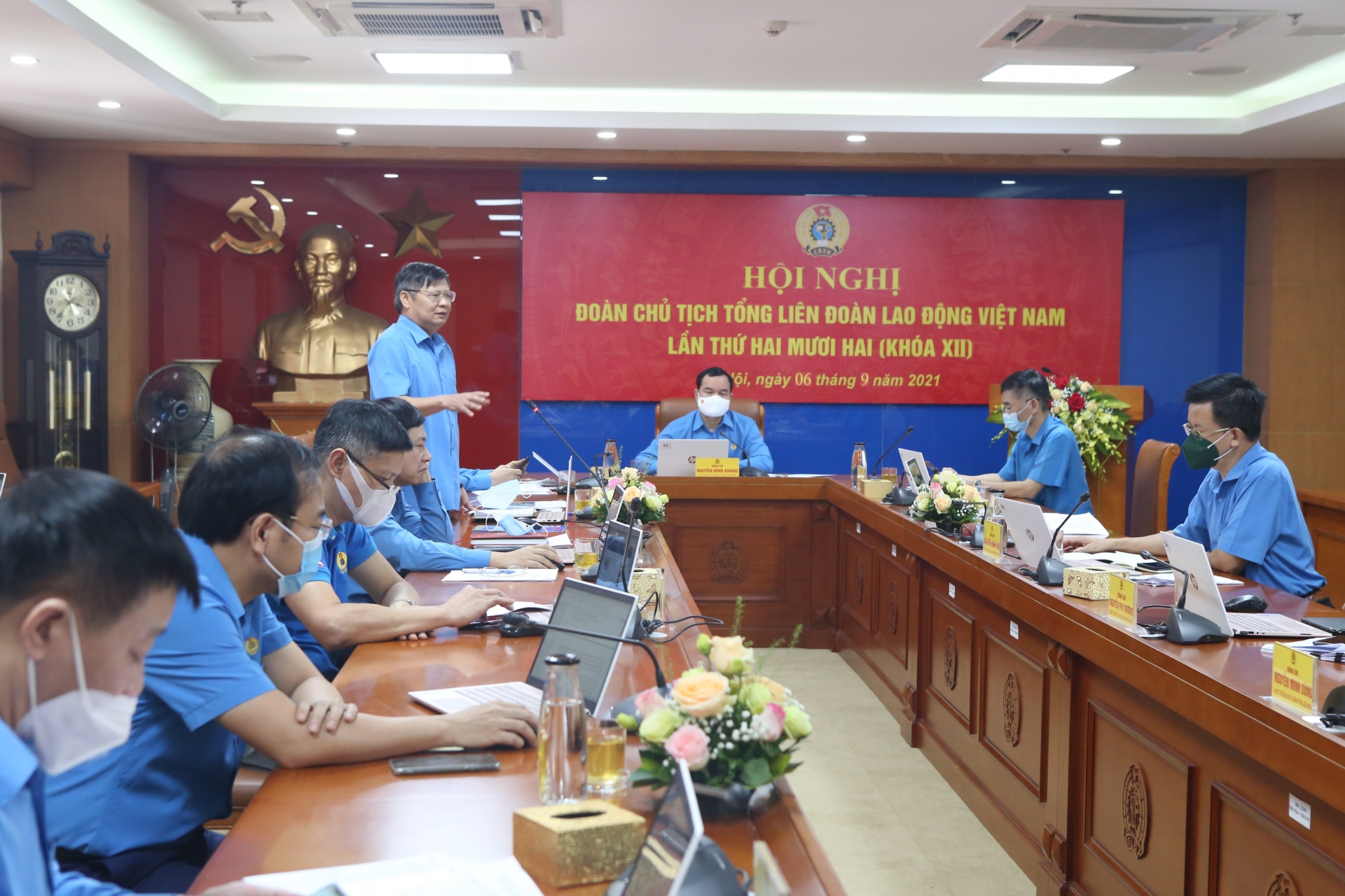 Hỗ trợ gần 4.000 tỷ đồng cho đoàn viên, người lao động và tuyến đầu chống dịch Covid-19 Hỗ trợ gần 4.000 tỷ đồng cho đoàn viên, người lao động và tuyến đầu chống dịch Covid-19