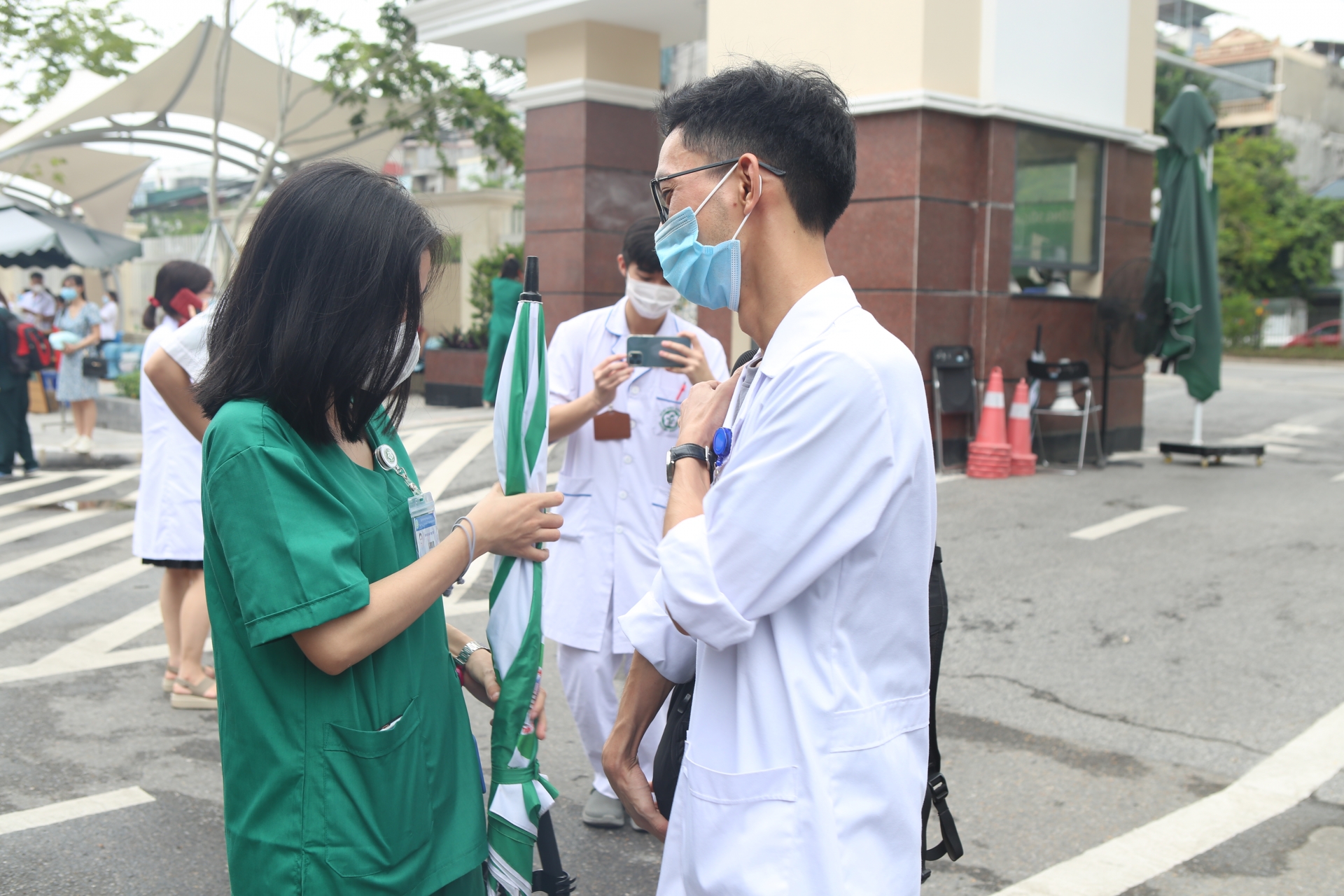 Vào “chảo lửa”, chúng em hi vọng dịch bệnh sớm được đẩy lùi! Vào “chảo lửa”, chúng em hi vọng dịch bệnh sớm được đẩy lùi!