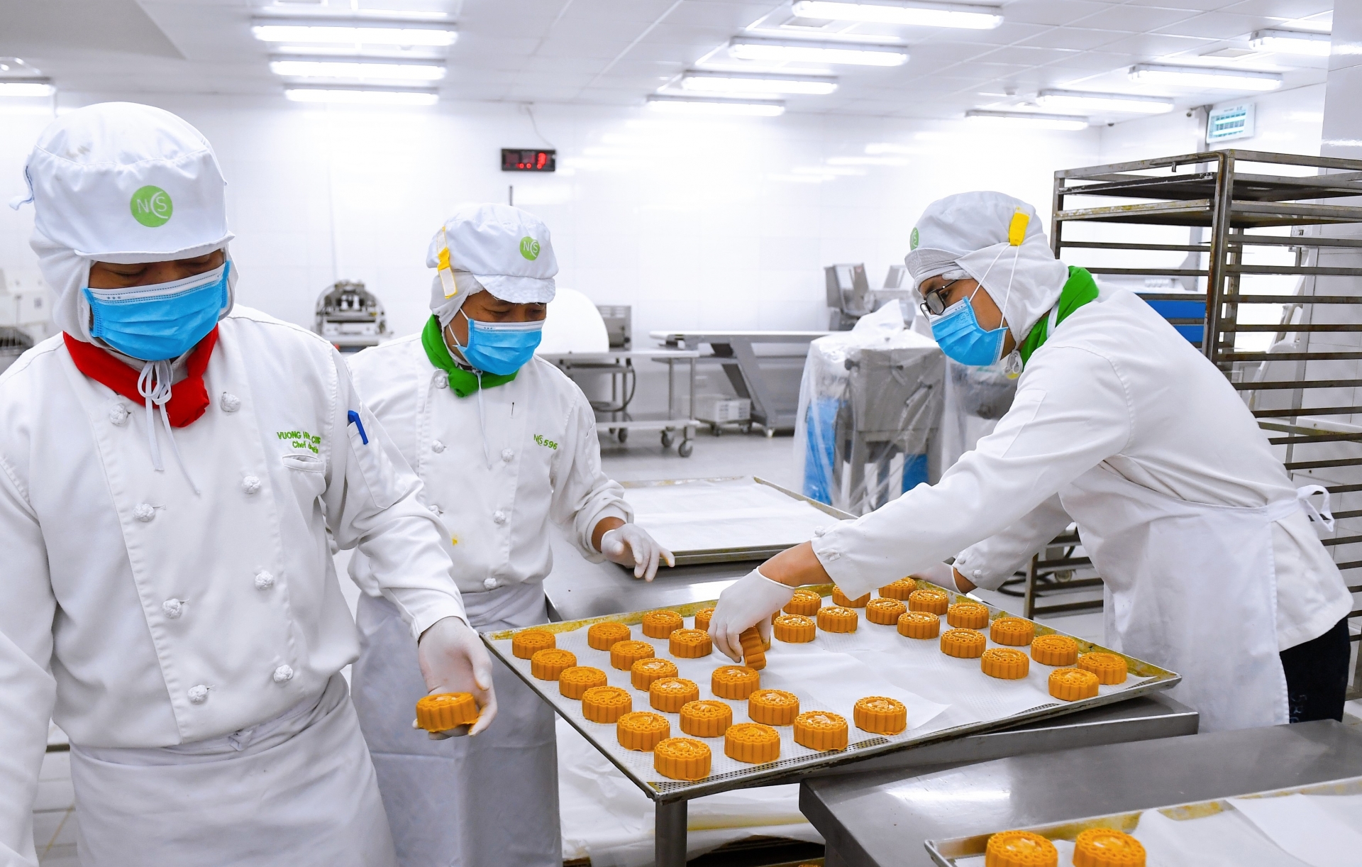 “Thảo thơm cơm nhà” mang hàng nghìn phần quà tặng cho y, bác sĩ tuyến đầu tại TP HCM