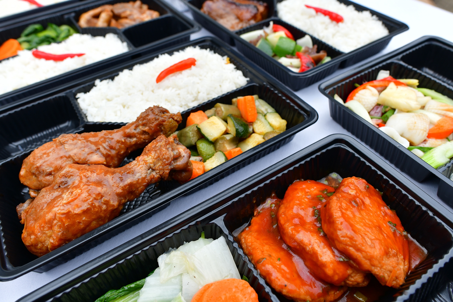 “Thảo thơm cơm nhà” mang hàng nghìn phần quà tặng cho y, bác sĩ tuyến đầu tại TP HCM