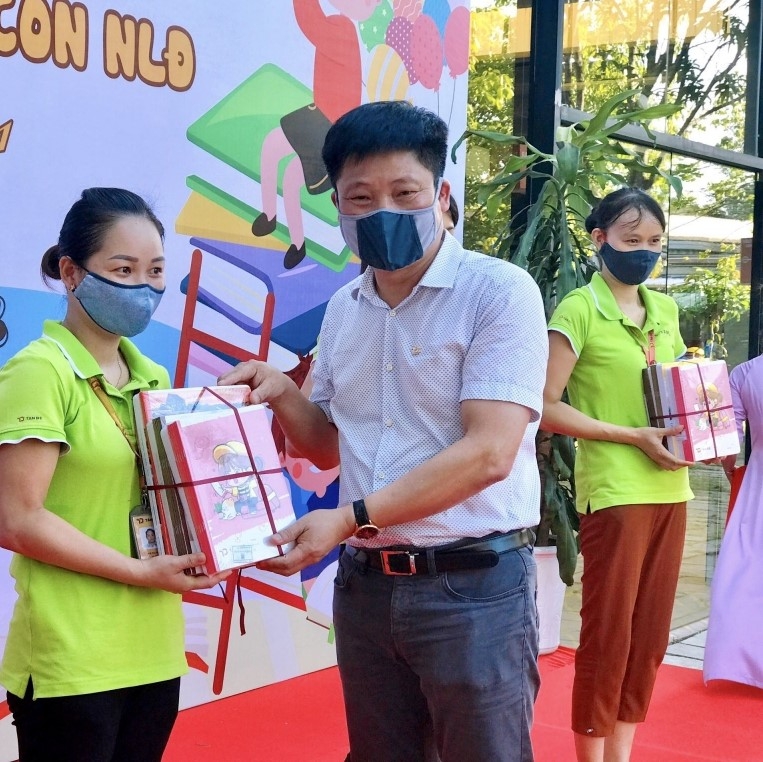 Tặng con em người lao động quà khuyến học trị giá 4,5 triệu đồng/suất dịp năm học mới Tặng con em người lao động quà khuyến học trị giá 4,5 triệu đồng/suất dịp năm học mới