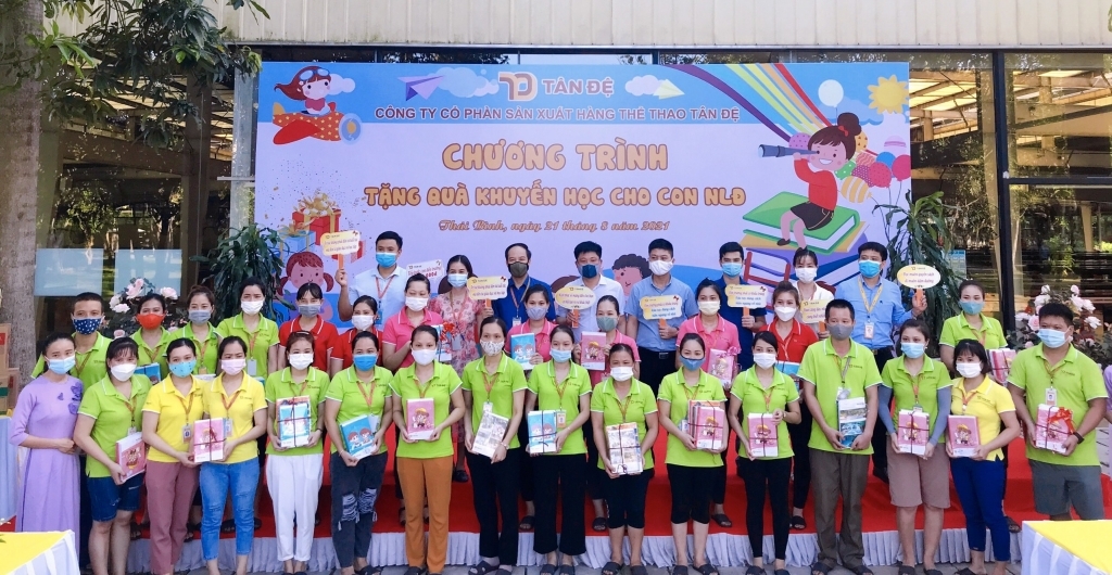 Tặng con em người lao động quà khuyến học trị giá 4,5 triệu đồng/suất dịp năm học mới Tặng con em người lao động quà khuyến học trị giá 4,5 triệu đồng/suất dịp năm học mới