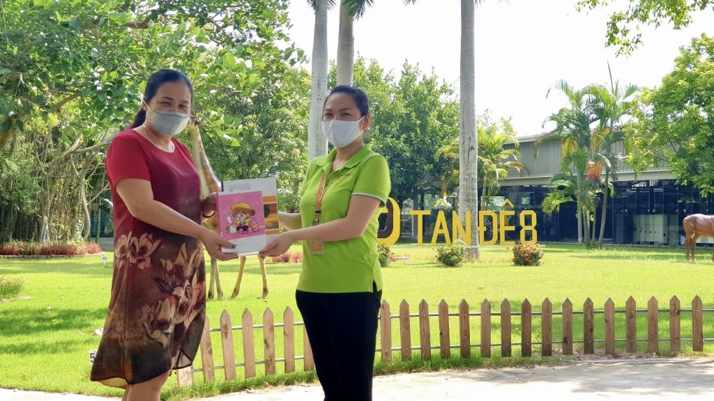 Tặng con em người lao động quà khuyến học trị giá 4,5 triệu đồng/suất dịp năm học mới Tặng con em người lao động quà khuyến học trị giá 4,5 triệu đồng/suất dịp năm học mới