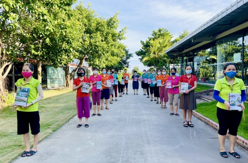 Tặng con em người lao động quà khuyến học trị giá 4,5 triệu đồng/suất dịp năm học mới Tặng con em người lao động quà khuyến học trị giá 4,5 triệu đồng/suất dịp năm học mới