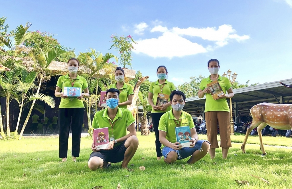 Tặng con em người lao động quà khuyến học trị giá 4,5 triệu đồng/suất dịp năm học mới Tặng con em người lao động quà khuyến học trị giá 4,5 triệu đồng/suất dịp năm học mới