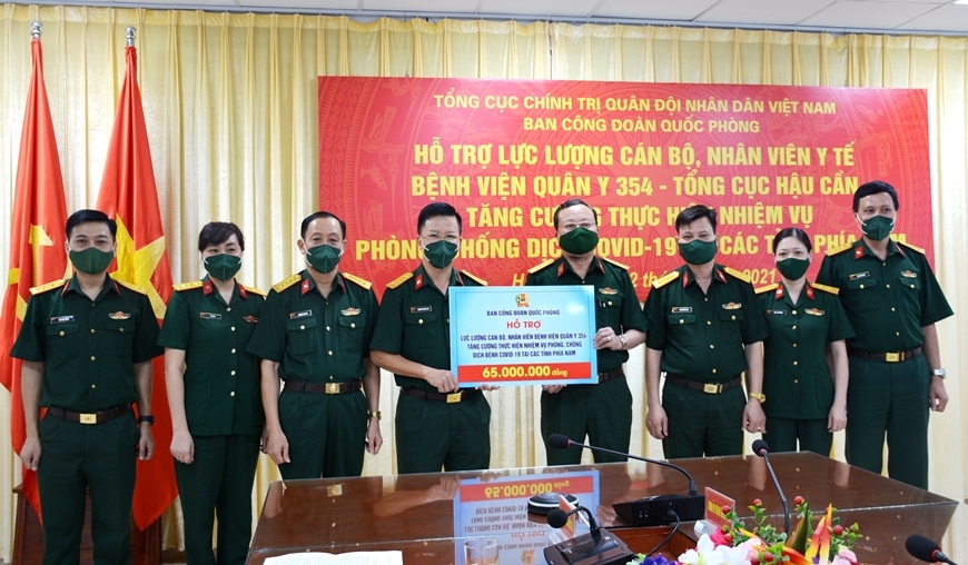 Công đoàn Quốc phòng trao 8,7 tỷ đồng hỗ trợ các lực lượng quân y