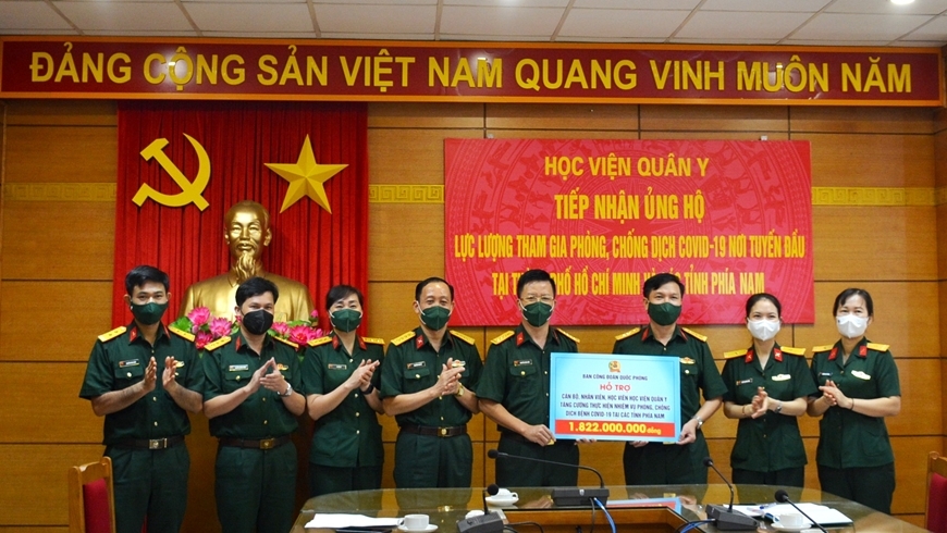 Công đoàn Quốc phòng trao 8,7 tỷ đồng hỗ trợ các lực lượng quân y