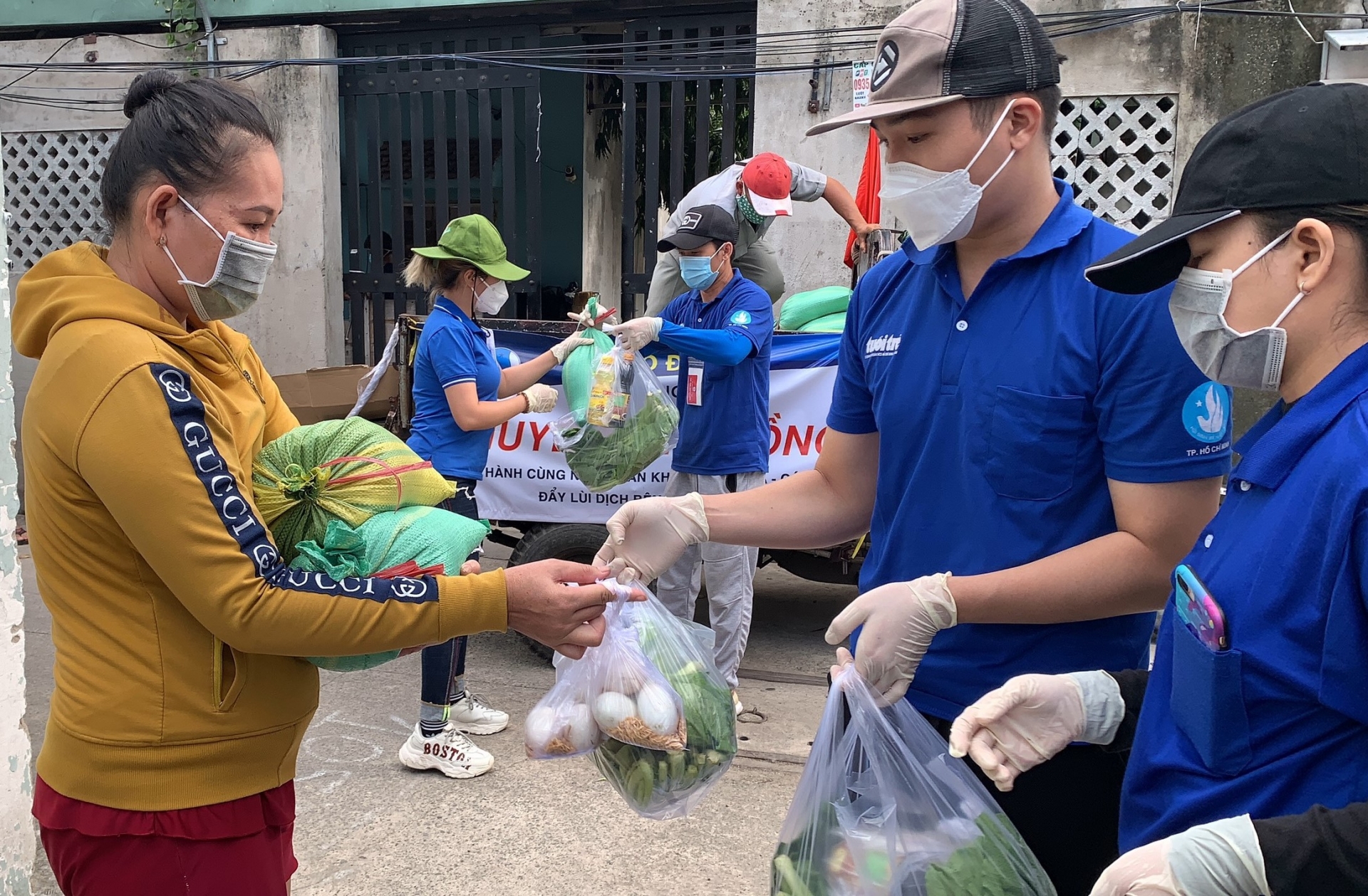 “Đưa quà cứu trợ cho người lao động nghèo mà nước mắt lẫn nước mưa”