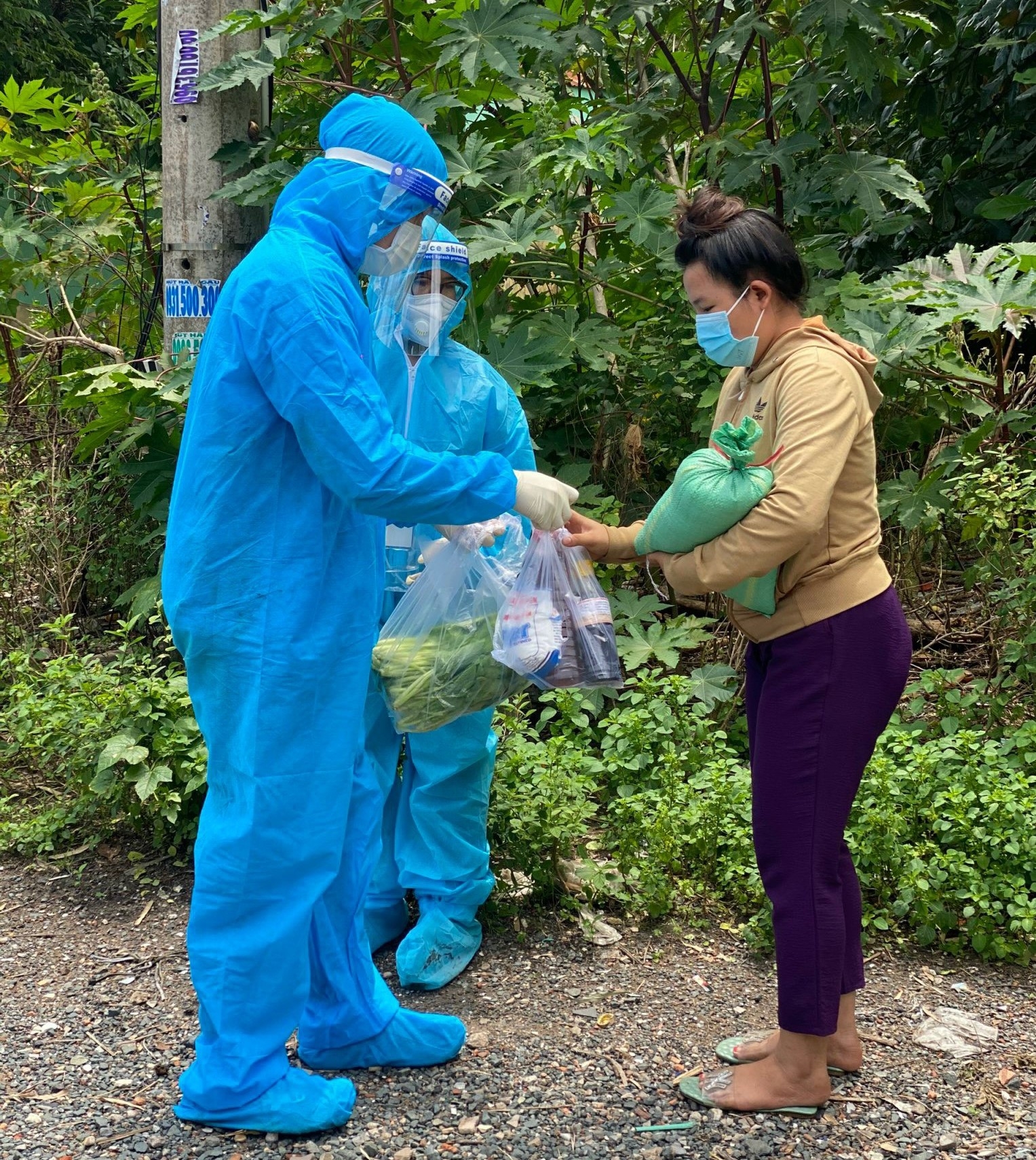 “Đưa quà cứu trợ cho người lao động nghèo mà nước mắt lẫn nước mưa”