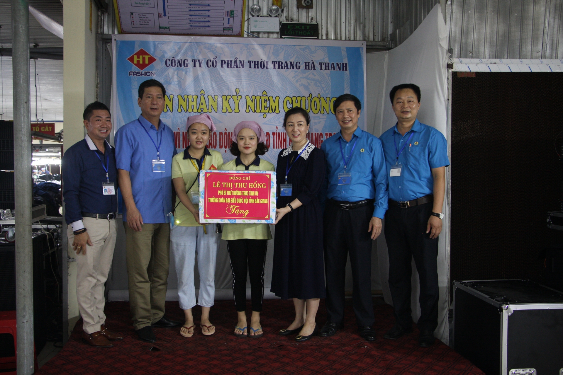 Thăm và tặng quà doanh nghiệp giải quyết việc làm cho nhiều người lao động tham va tang qua doanh nghiep giai quyet viec lam cho nhieu nguoi lao dong