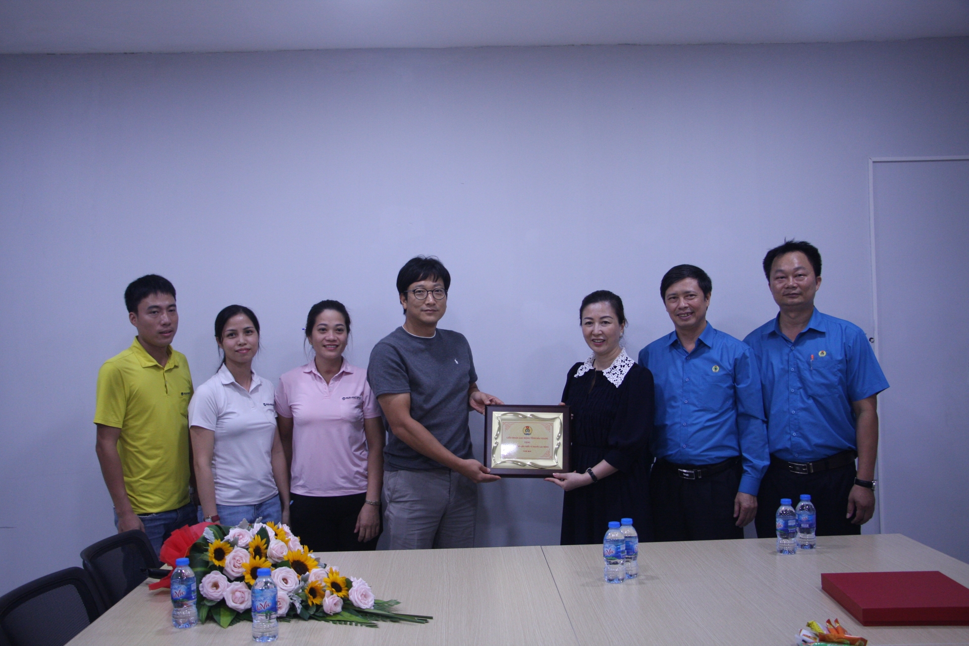 Thăm và tặng quà doanh nghiệp giải quyết việc làm cho nhiều người lao động tham va tang qua doanh nghiep giai quyet viec lam cho nhieu nguoi lao dong