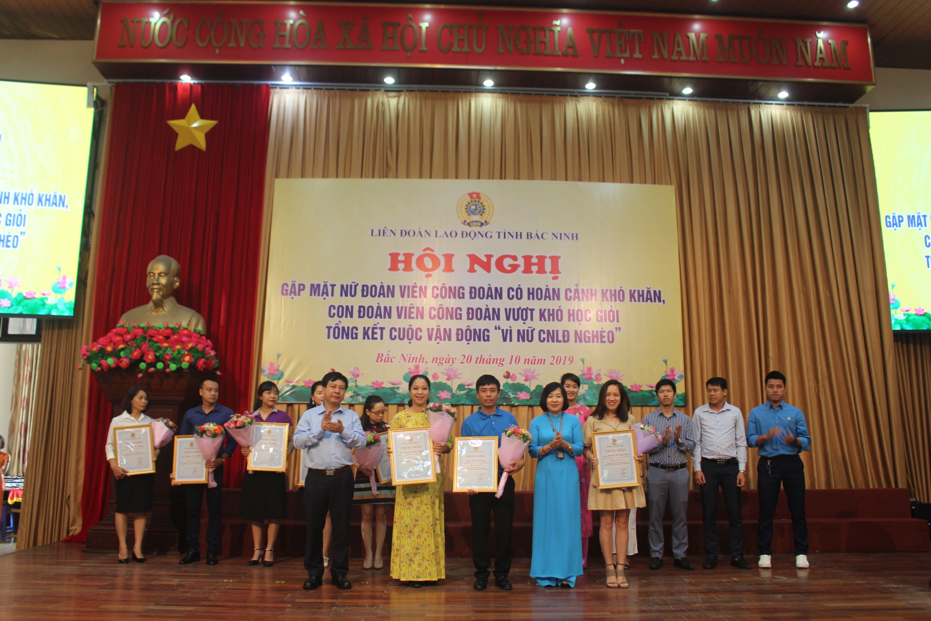 106 nu can bo cong nhan vien chuc lao dong duoc tang qua nhan ngay 2010