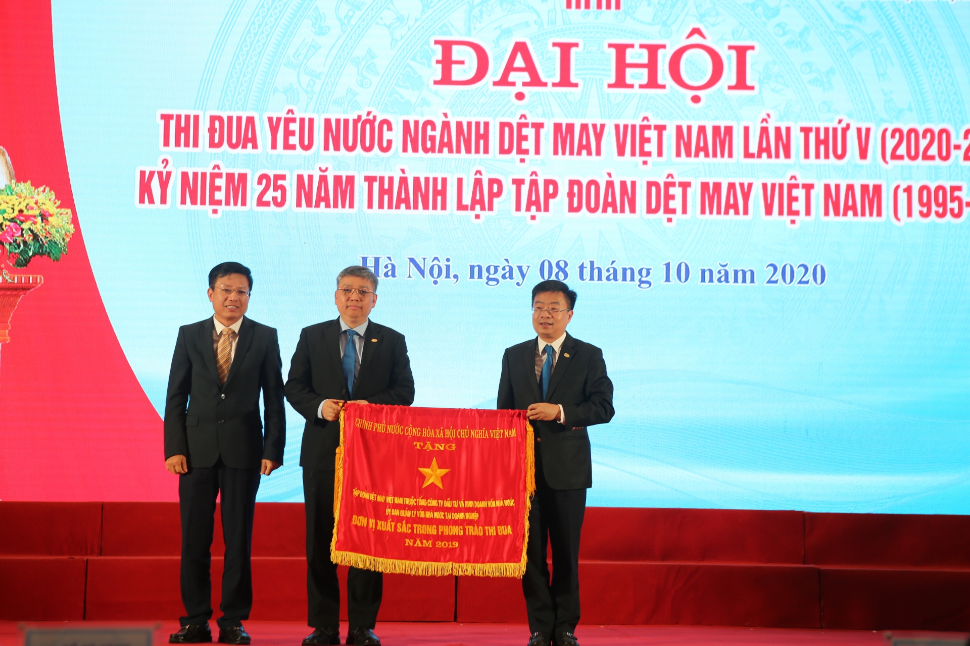 Phong trào thi đua yêu nước gắn với yêu cầu liên tục cải tiến, di lên của ngành Dệt May Phong trào thi đua yêu nước gắn với yêu cầu liên tục cải tiến, di lên của ngành Dệt May