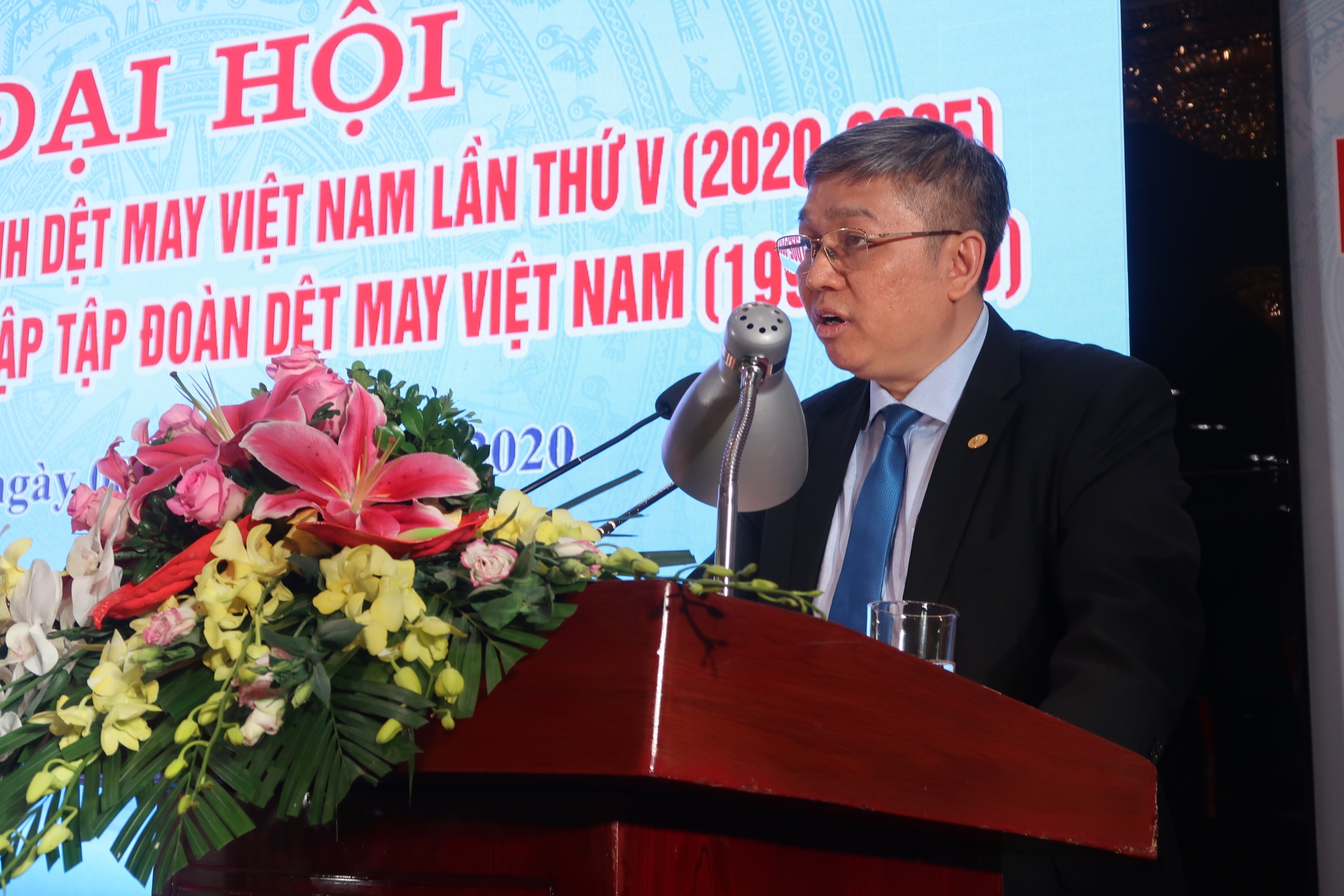 Phong trào thi đua yêu nước gắn với yêu cầu liên tục cải tiến, di lên của ngành Dệt May Phong trào thi đua yêu nước gắn với yêu cầu liên tục cải tiến, di lên của ngành Dệt May