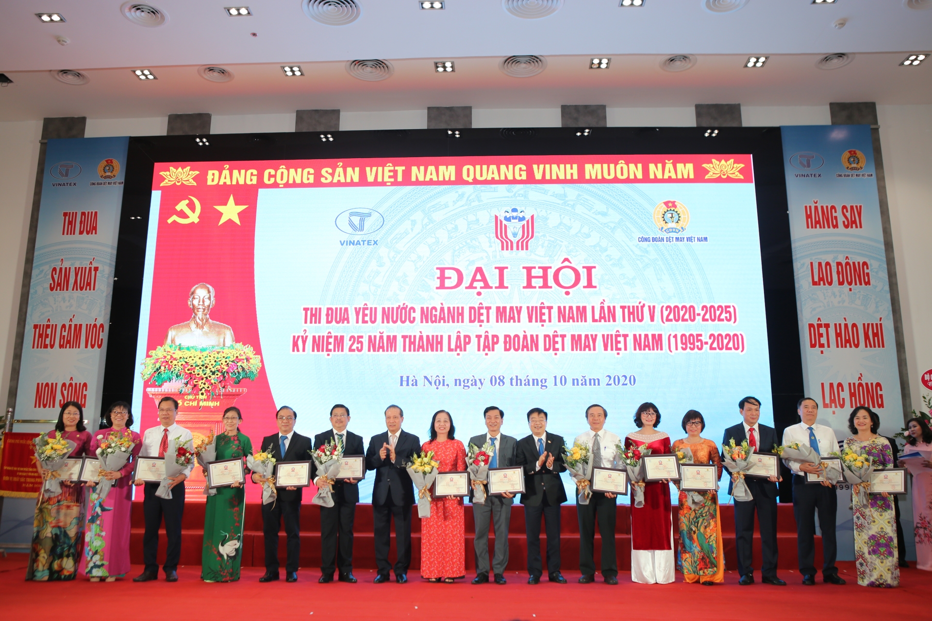 Phong trào thi đua yêu nước gắn với yêu cầu liên tục cải tiến, đi lên của ngành Dệt May Phong trào thi đua yêu nước gắn với yêu cầu liên tục cải tiến, đi lên của ngành Dệt May