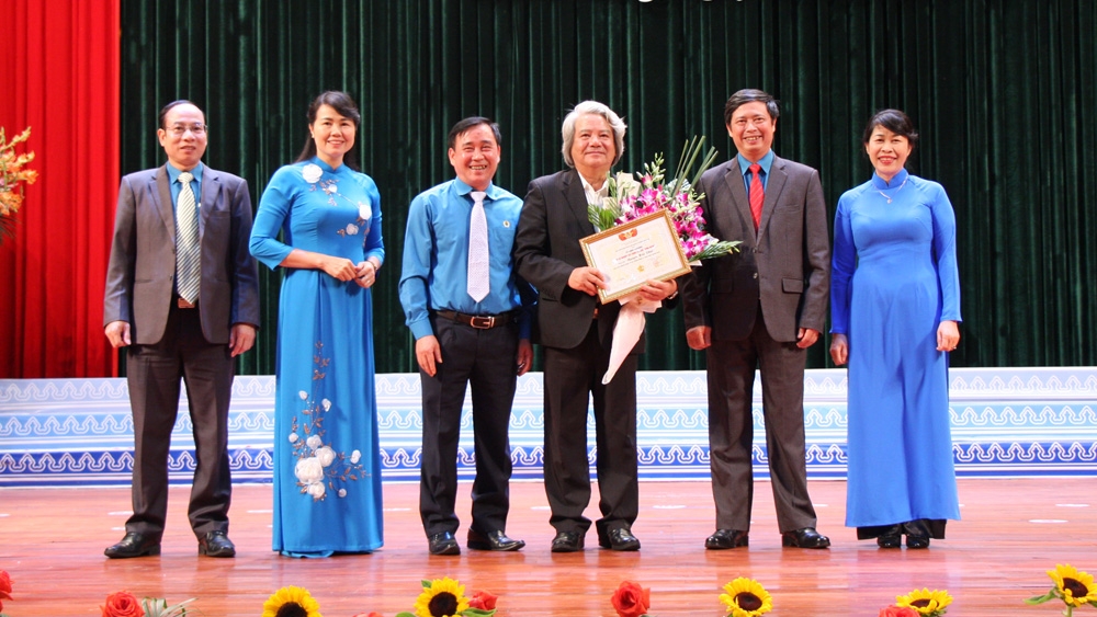 Tạo động lực cho người lao động từ phong trào thi đua chào mừng Đại hội Đảng bộ Tạo động lực cho người lao động từ phong trào thi đua chào mừng Đại hội Đảng bộ