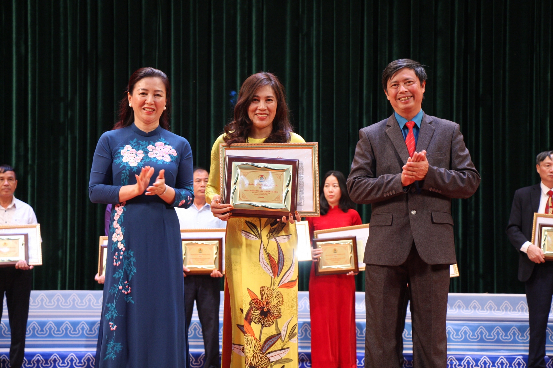 Tạo động lực cho người lao động từ phong trào thi đua chào mừng Đại hội Đảng bộ Tạo động lực cho người lao động từ phong trào thi đua chào mừng Đại hội Đảng bộ