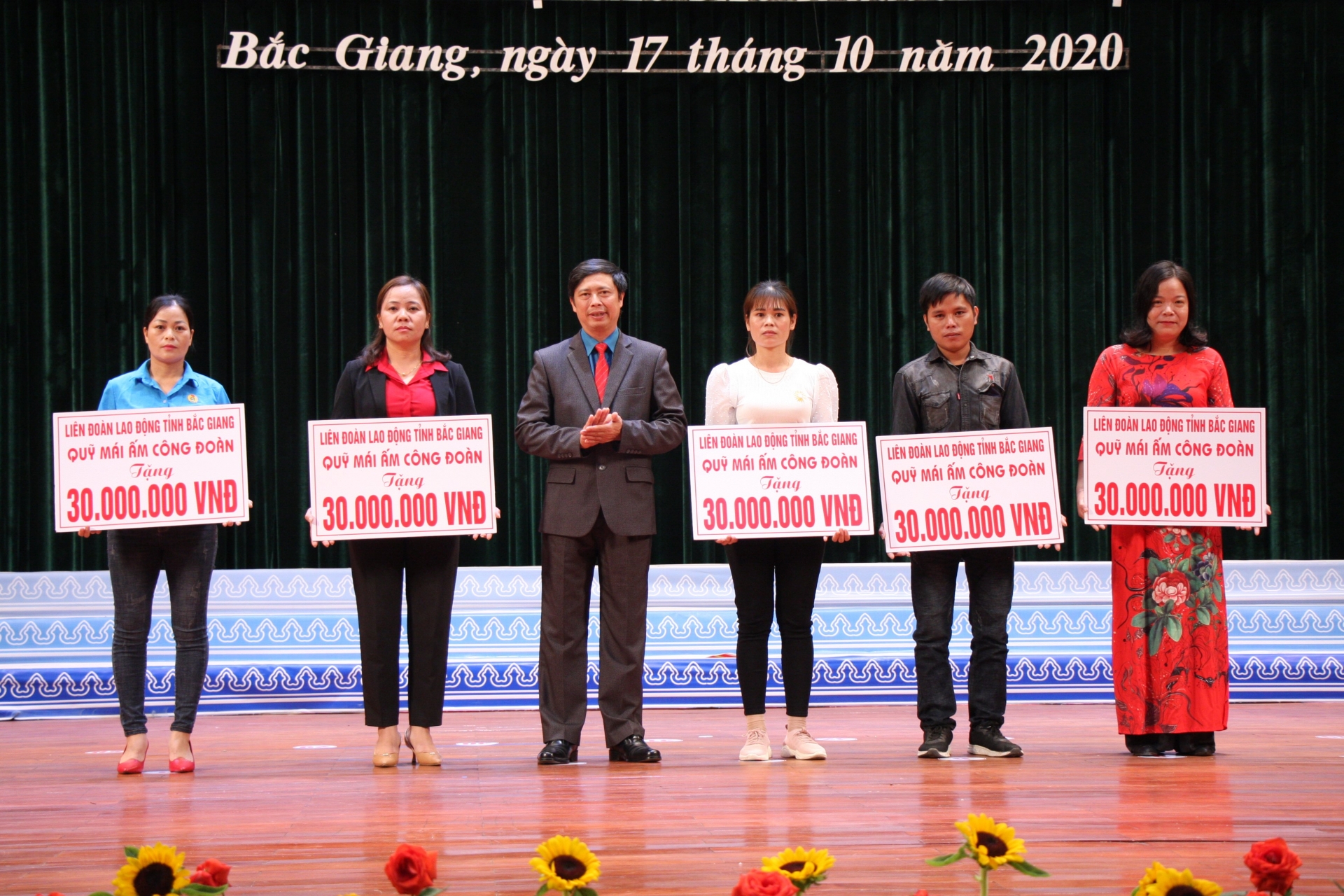 Tạo động lực cho người lao động từ phong trào thi đua chào mừng Đại hội Đảng bộ Tạo động lực cho người lao động từ phong trào thi đua chào mừng Đại hội Đảng bộ