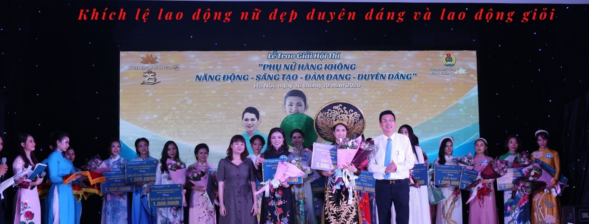 Khích lệ lao động nữ vừa đẹp, duyên dáng vừa lao động giỏi Khích lệ lao động nữ vừa đẹp, duyên dáng vừa lao động giỏi