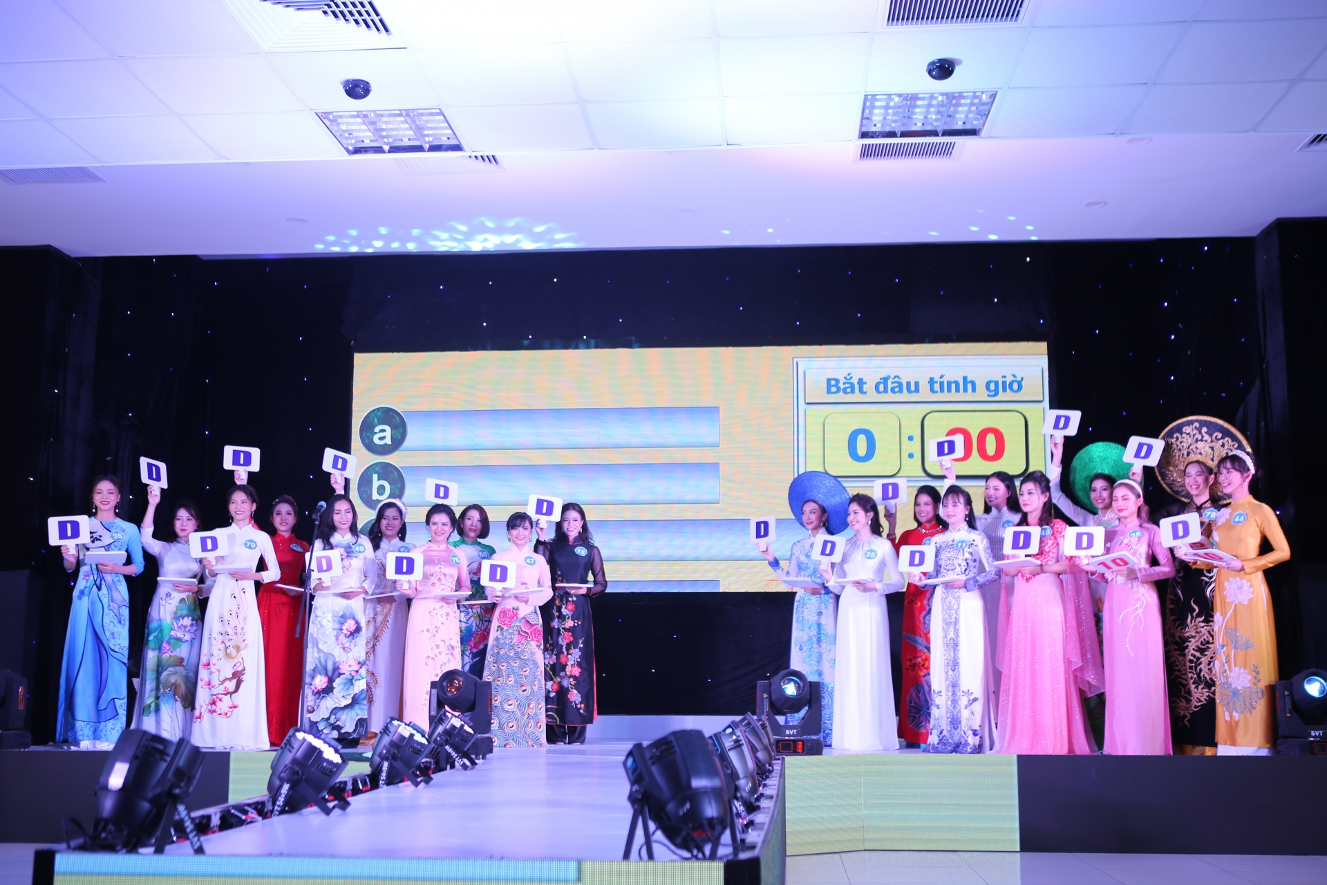 Khích lệ lao động nữ vừa đẹp, duyên dáng vừa lao động giỏi Khích lệ lao động nữ vừa đẹp, duyên dáng vừa lao động giỏi