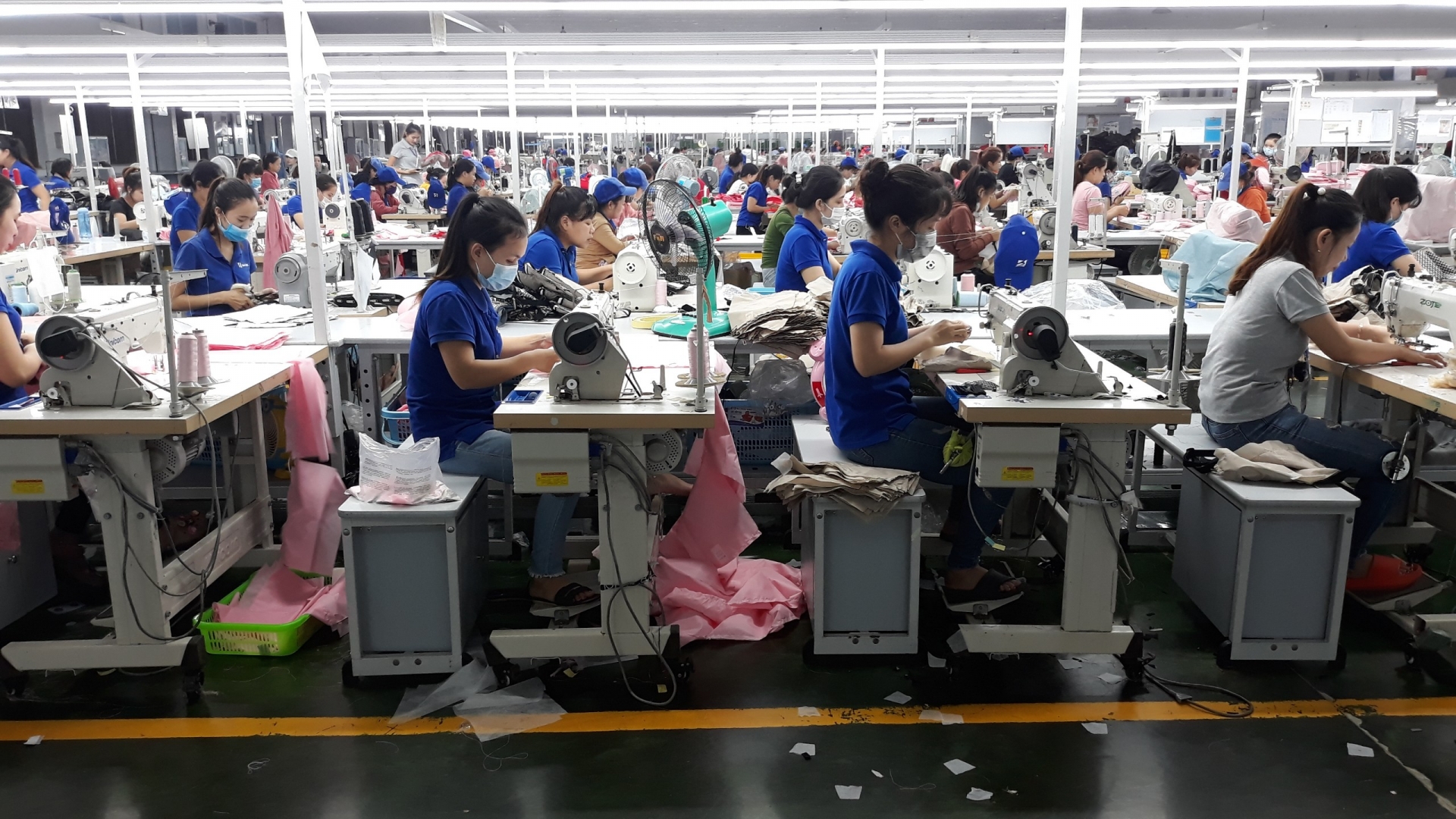 Ngập trong khó khăn, hơn 200 công nhân còn mất việc làm vì mưa lũ Ngập trong khó khăn, hơn 200 công nhân còn mất việc làm vì mưa lũ