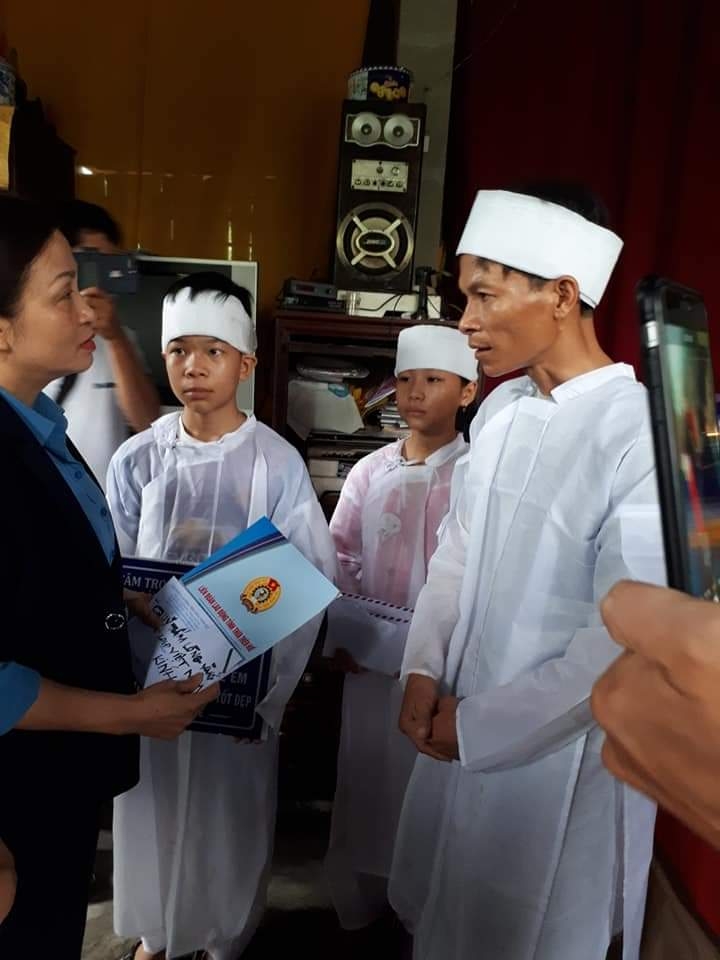 Ngập trong khó khăn, hơn 200 công nhân còn mất việc làm vì mưa lũ Ngập trong khó khăn, hơn 200 công nhân còn mất việc làm vì mưa lũ