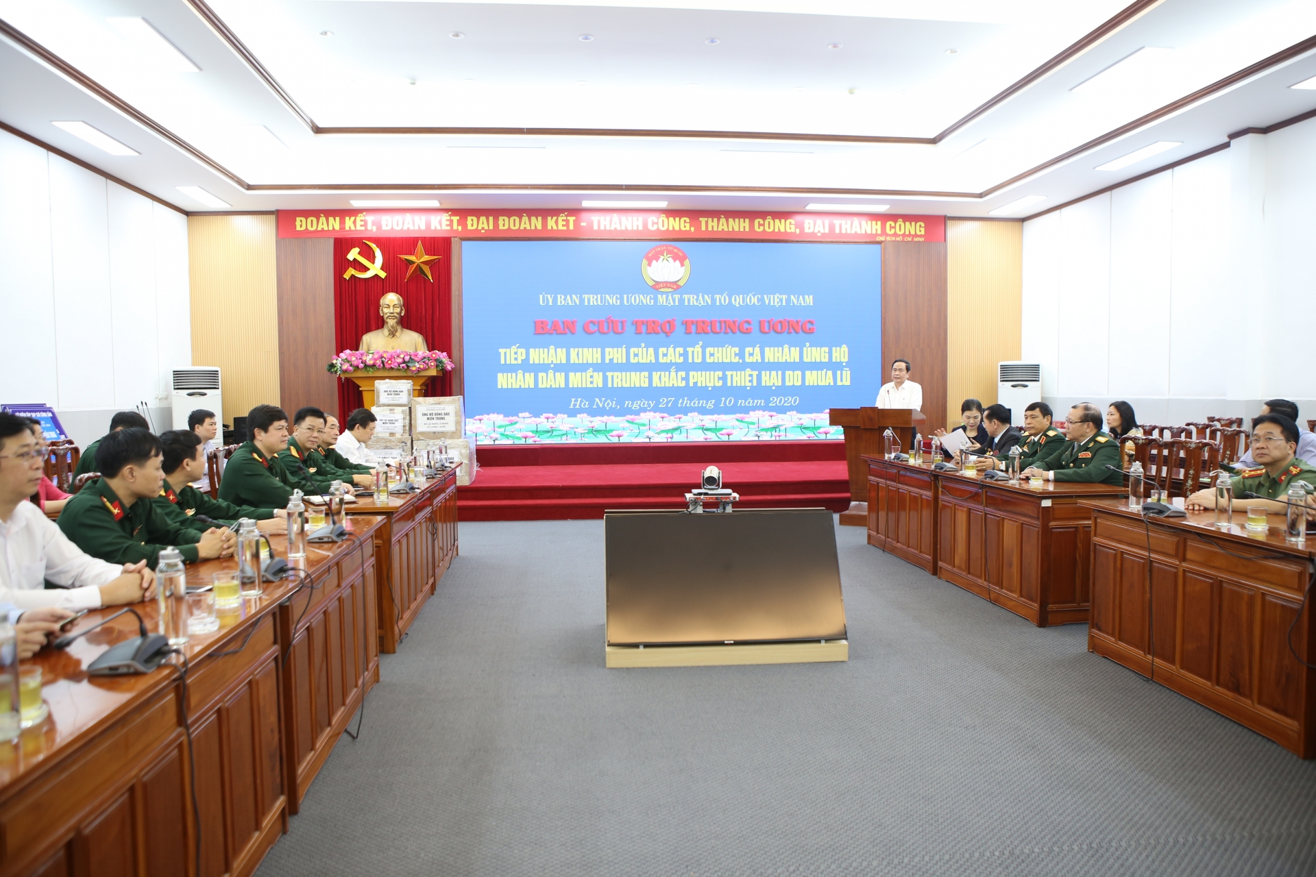 Tặng 800 bộ phin lọc màng nano hỗ trợ nhân dân miền Trung khắc phục hậu quả mưa lũ Tặng 800 bộ phin lọc màng nano hỗ trợ nhân dân miền Trung khắc phục hậu quả mưa lũ