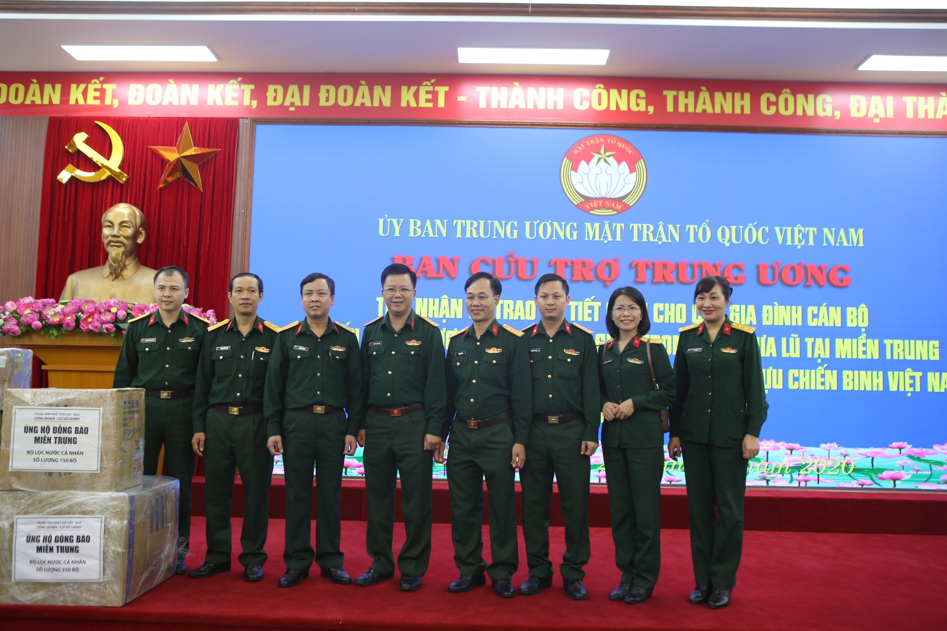 Tặng 800 bộ phin lọc màng nano hỗ trợ nhân dân miền Trung khắc phục hậu quả mưa lũ Tặng 800 bộ phin lọc màng nano hỗ trợ nhân dân miền Trung khắc phục hậu quả mưa lũ