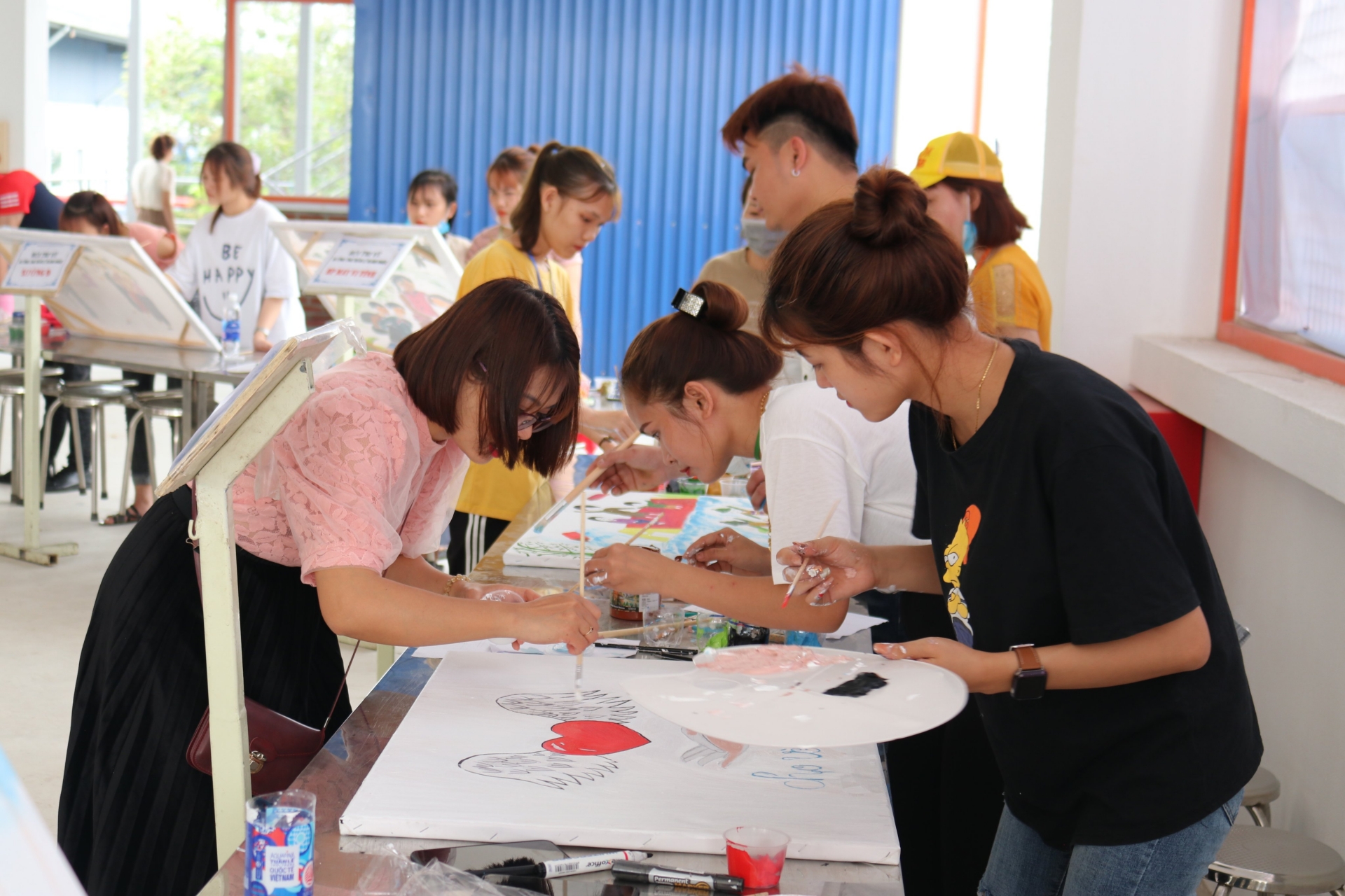 Cùng người lao động vươn lên trong cuộc sống Cùng người lao động vươn lên trong cuộc sống