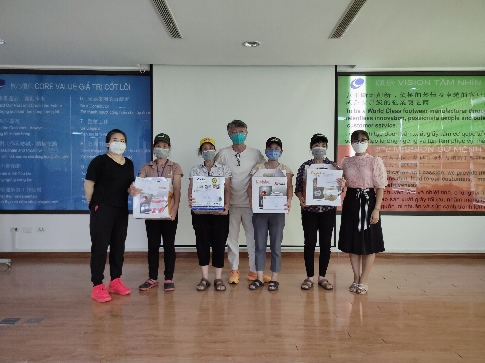 Cùng người lao động vươn lên trong cuộc sống Cùng người lao động vươn lên trong cuộc sống