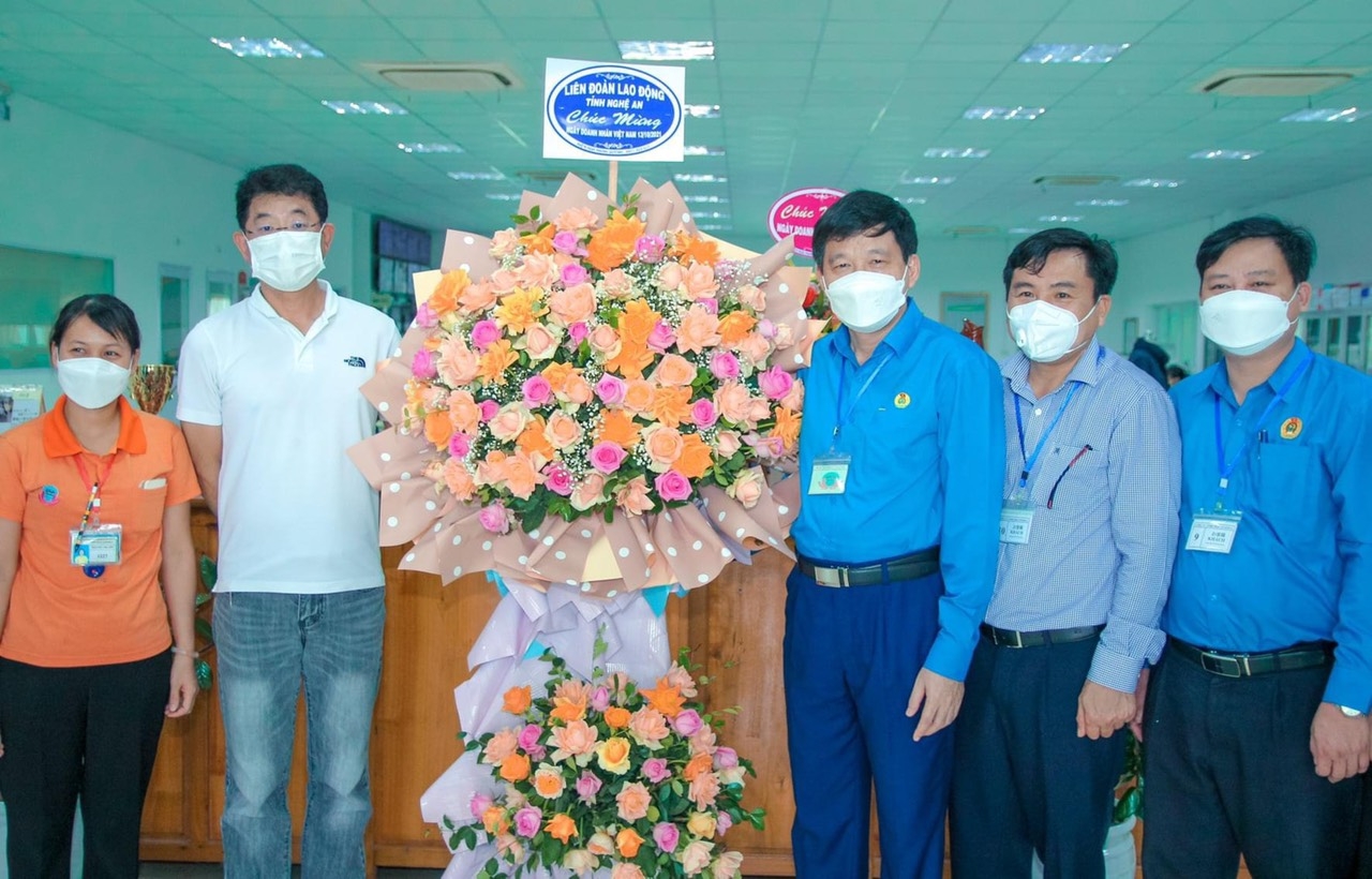 LĐLĐ tỉnh Nghệ An chúc mừng các doanh nghiệp nhân Ngày Doanh nhân Việt Nam