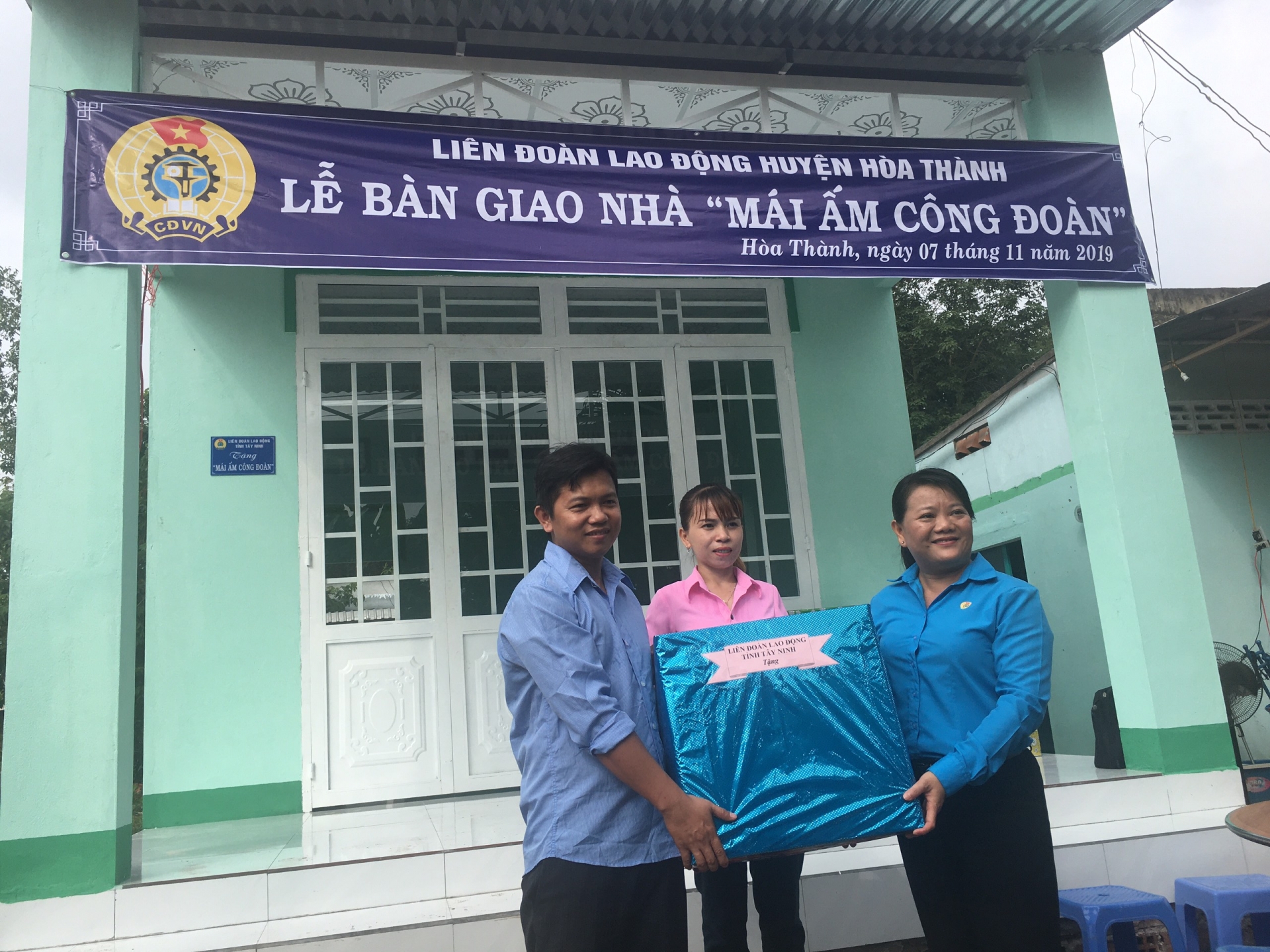 Trao nhà “Mái ấm Công đoàn” cho chủ tịch công đoàn cơ sở trao nha mai am cong doan cho chu tich cong doan co so