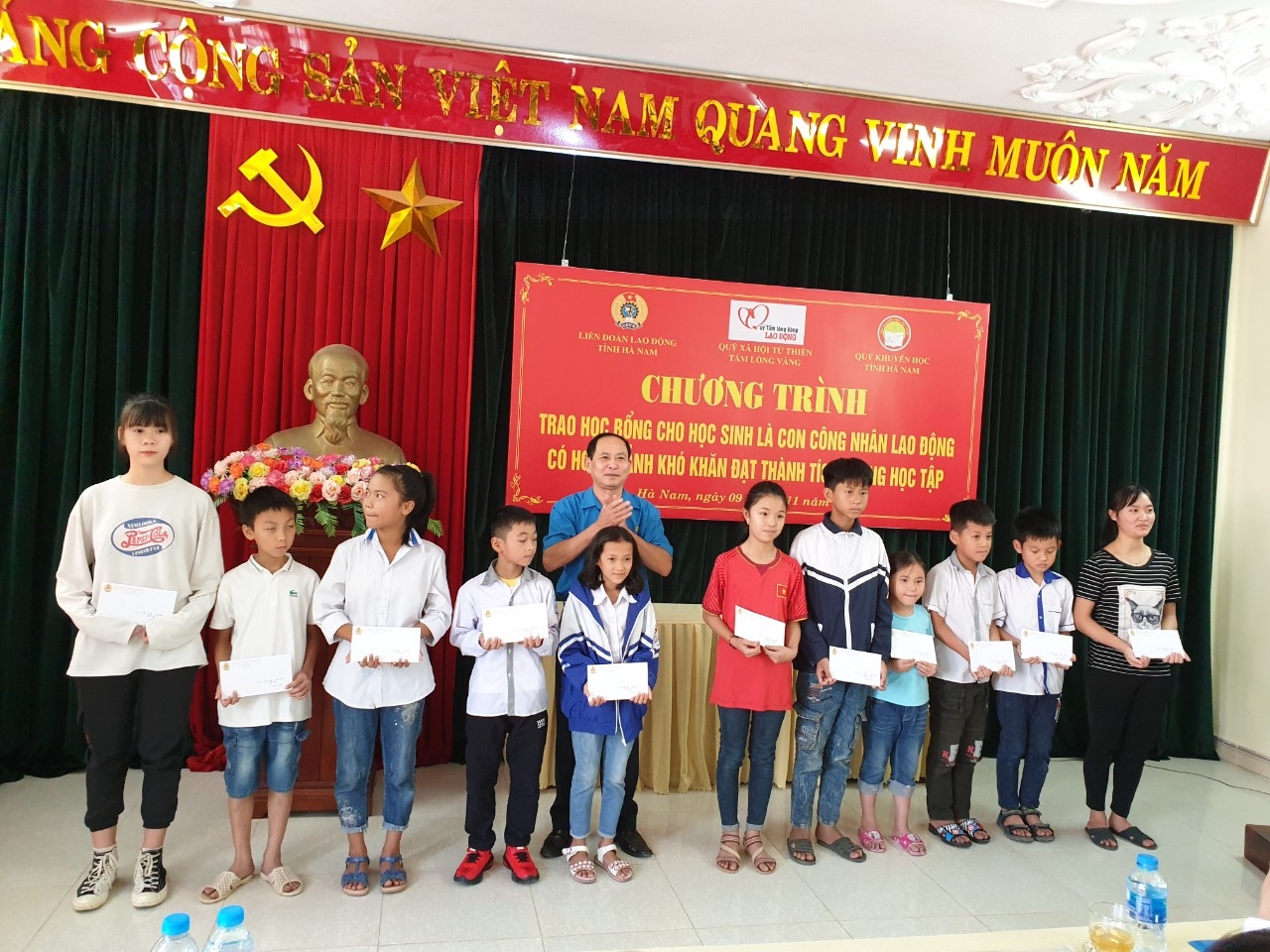 Trao học bổng và động viên con công nhân khó khăn, học giỏi trao hoc bong va dong vien con cong nhan kho khan hoc gioi