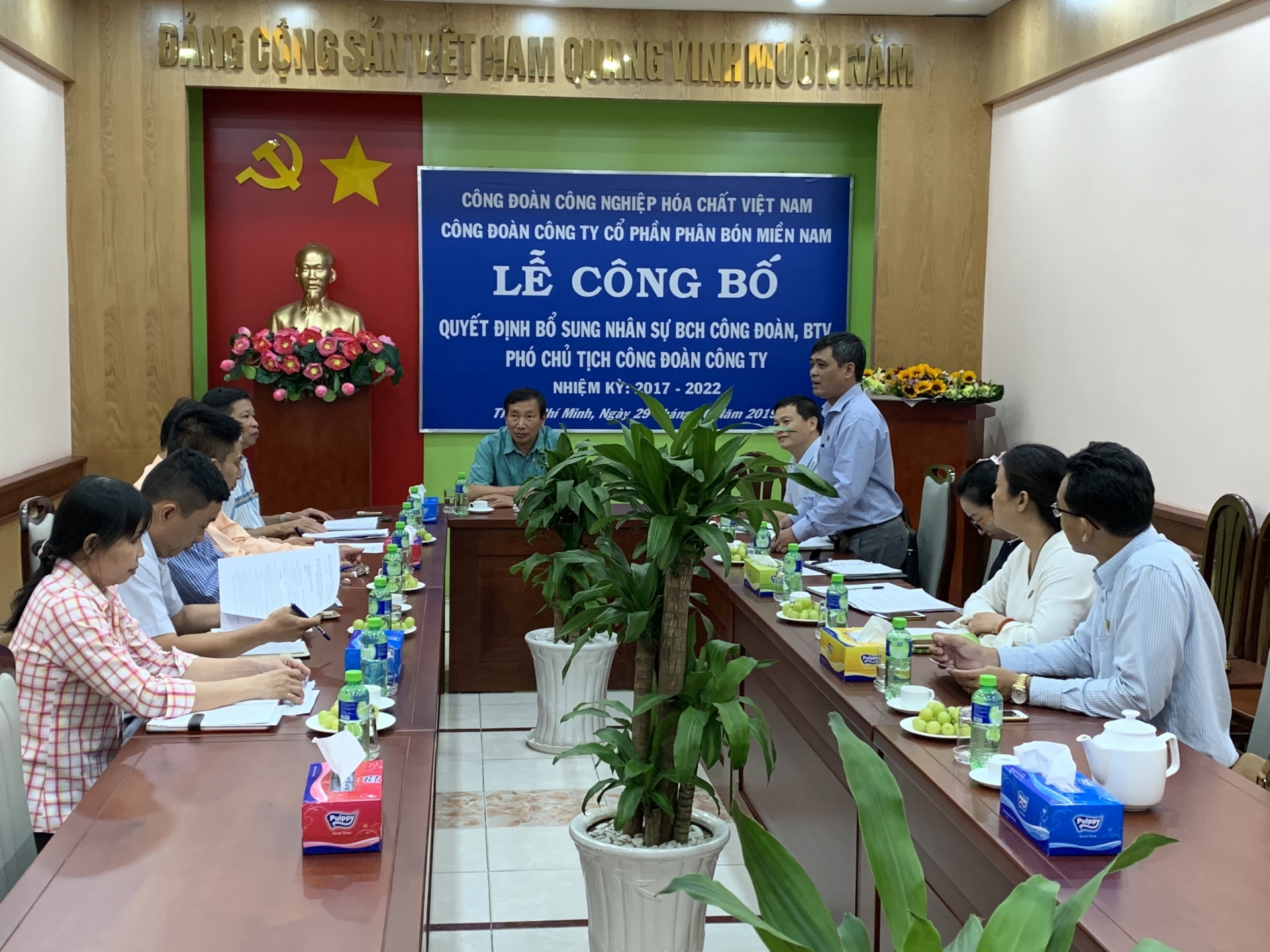 cong doan cong nghiep hoa chat viet nam tham lam viec voi cac don vi kho khan