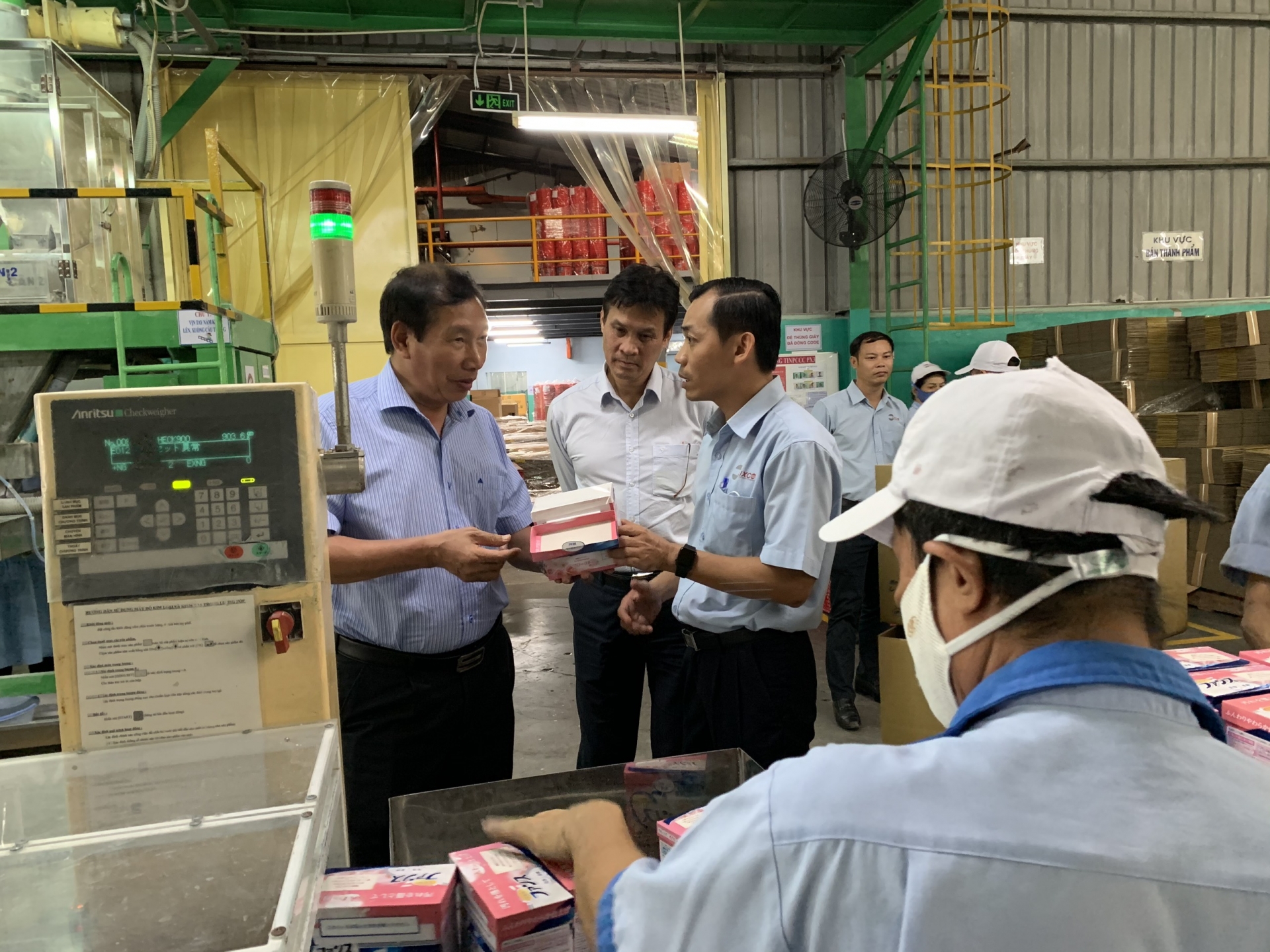 cong doan cong nghiep hoa chat viet nam tham lam viec voi cac don vi kho khan