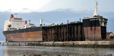 Phá dỡ tàu biển đã qua sử dụng phải bảo đảm an ninh hàng hải, an toàn lao động