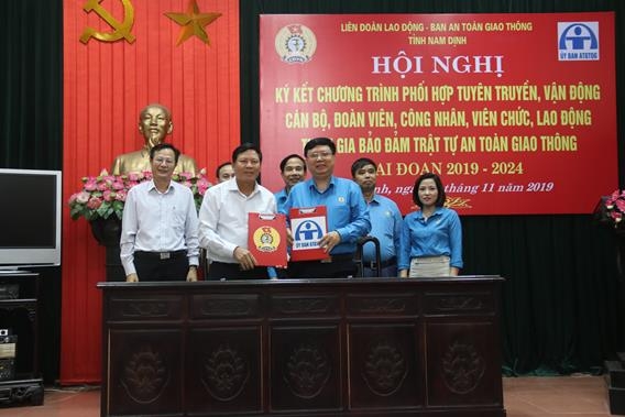 Tăng cường tuyên truyền, vận động người lao động tham gia đảm bảo ATGT