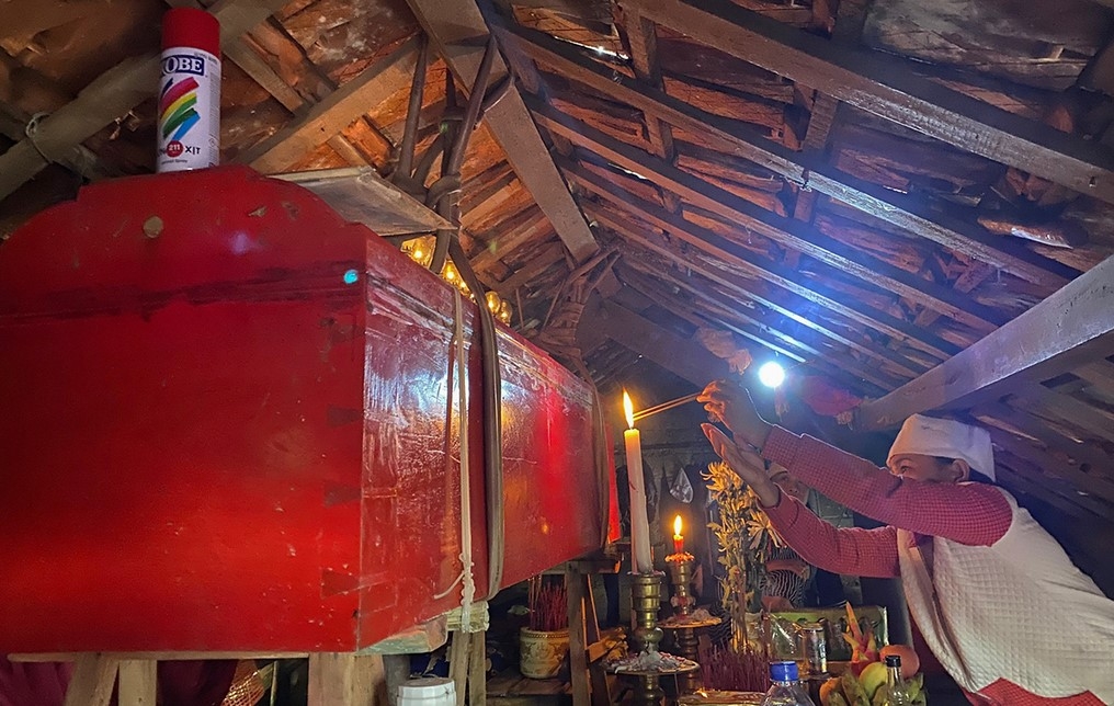 Tặng thẻ BHYT cho người dân vùng lũ Tặng thẻ BHYT cho người dân vùng lũ