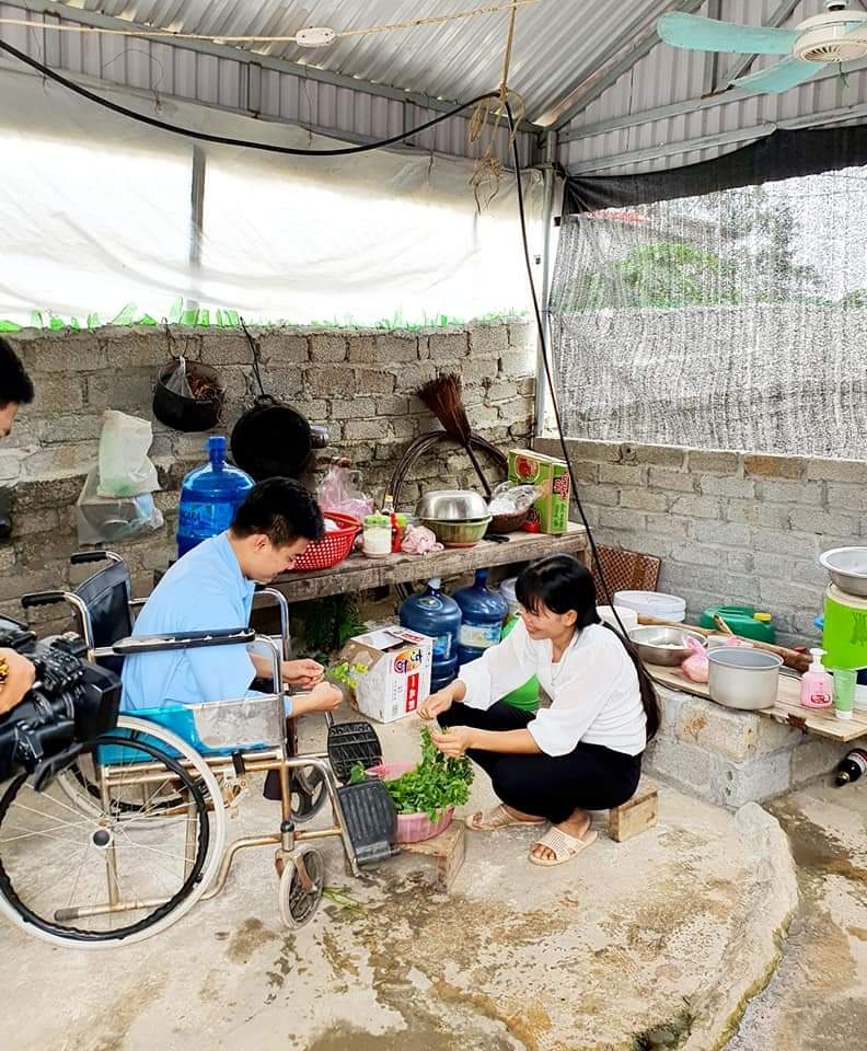 Chuyện hai vợ chồng công nhân chỉ có “một đôi chân” Chuyện hai vợ chồng công nhân chỉ có “một đôi chân”