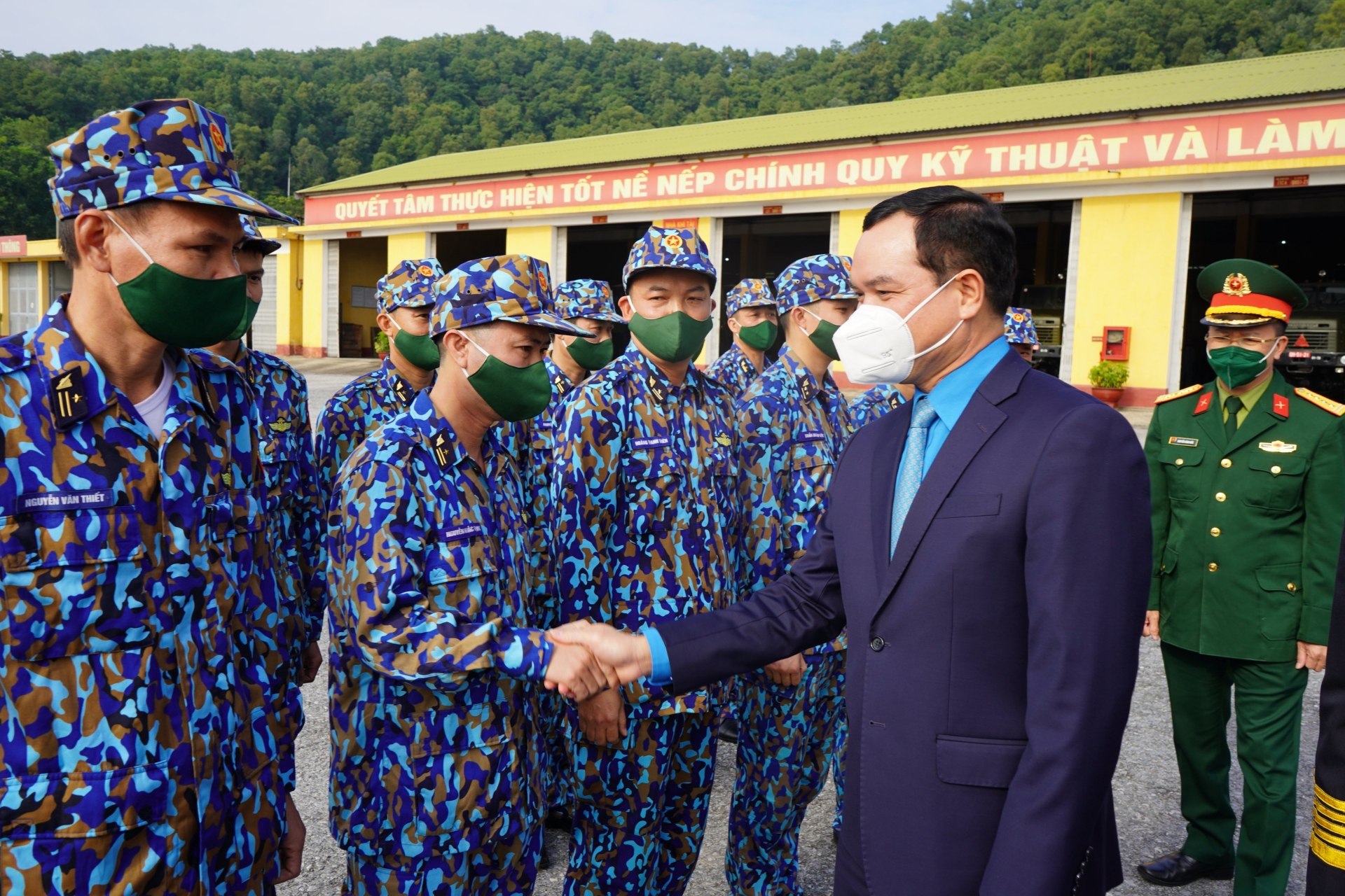 Tổng LĐLĐ Việt Nam thăm và tặng quà cán bộ, chiến sĩ Lữ đoàn 679, Vùng 1 Hải quân Tổng LĐLĐ Việt Nam thăm và tặng quà cán bộ, chiến sĩ Lữ đoàn 679, Vùng 1 Hải quân