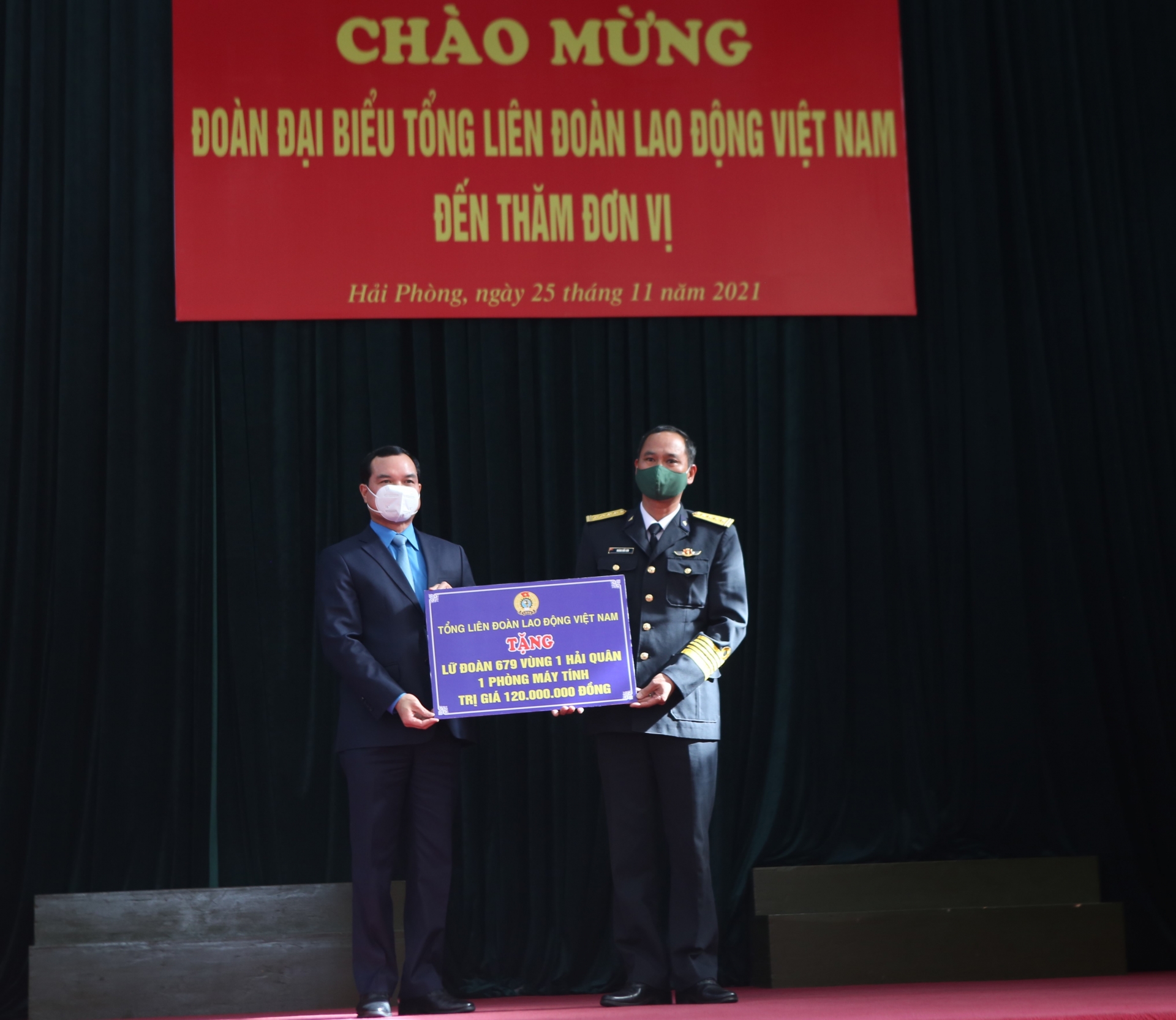 Tổng LĐLĐ Việt Nam thăm và tặng quà cán bộ, chiến sĩ Lữ đoàn 679, Vùng 1 Hải quân Tổng LĐLĐ Việt Nam thăm và tặng quà cán bộ, chiến sĩ Lữ đoàn 679, Vùng 1 Hải quân