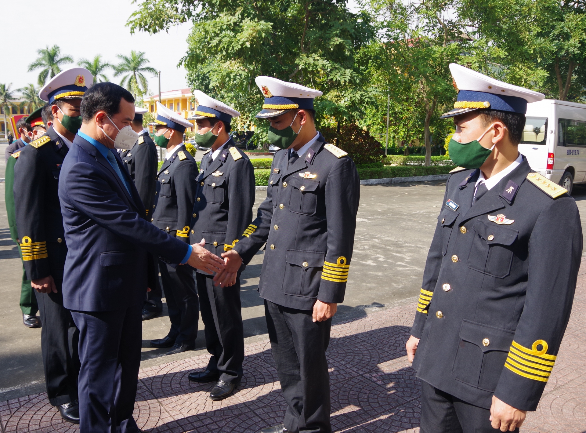 Tổng LĐLĐ Việt Nam thăm và tặng quà cán bộ, chiến sĩ Lữ đoàn 679, Vùng 1 Hải quân Tổng LĐLĐ Việt Nam thăm và tặng quà cán bộ, chiến sĩ Lữ đoàn 679, Vùng 1 Hải quân