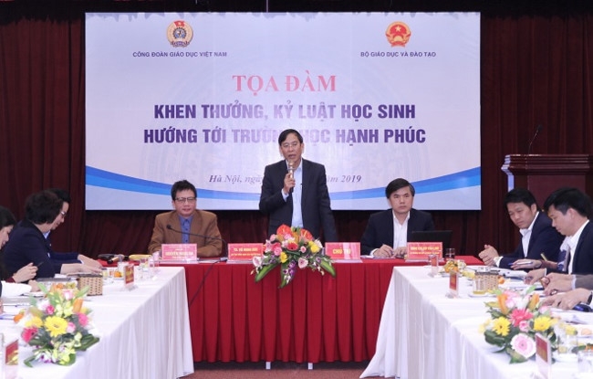 Tọa đàm “Khen thưởng, kỉ luật học sinh hướng tới trường học hạnh phúc”