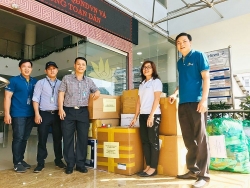 Người lao động sẻ chia tấm áo nghĩa tình với người dân vùng sâu, vùng xa