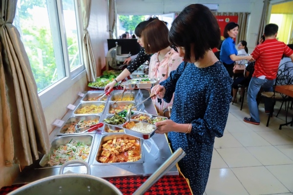 Bếp ăn an toàn cho cán bộ, giảng viên nha hang h green cung cap suat an an toan cho can bo giang vien