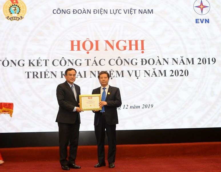 Năm 2019, Công đoàn Điện lực Việt Nam được đề nghị Cờ thi đua xuất sắc Tổng Liên đoàn nam 2019 cong doan dien luc viet nam duoc de nghi co thi dua xuat sac tong lien doan