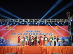 trao tang 120 ve xe qua cho nguoi lao dong ve que don tet