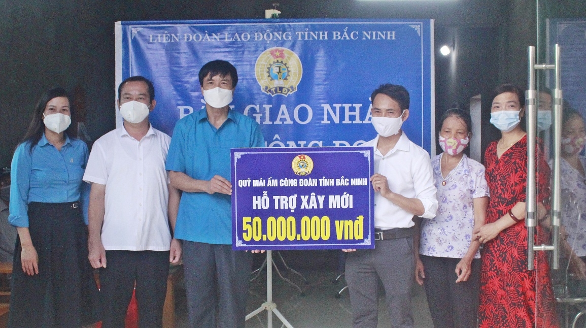 Trao hỗ trợ xây mới “Mái ấm Công đoàn”